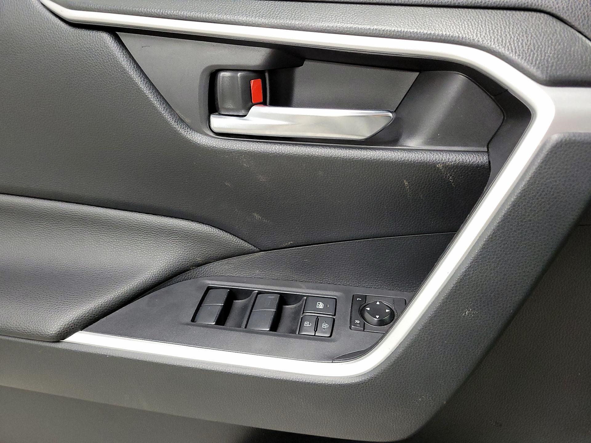 Thumbnail: 2019 Toyota RAV4 - 12