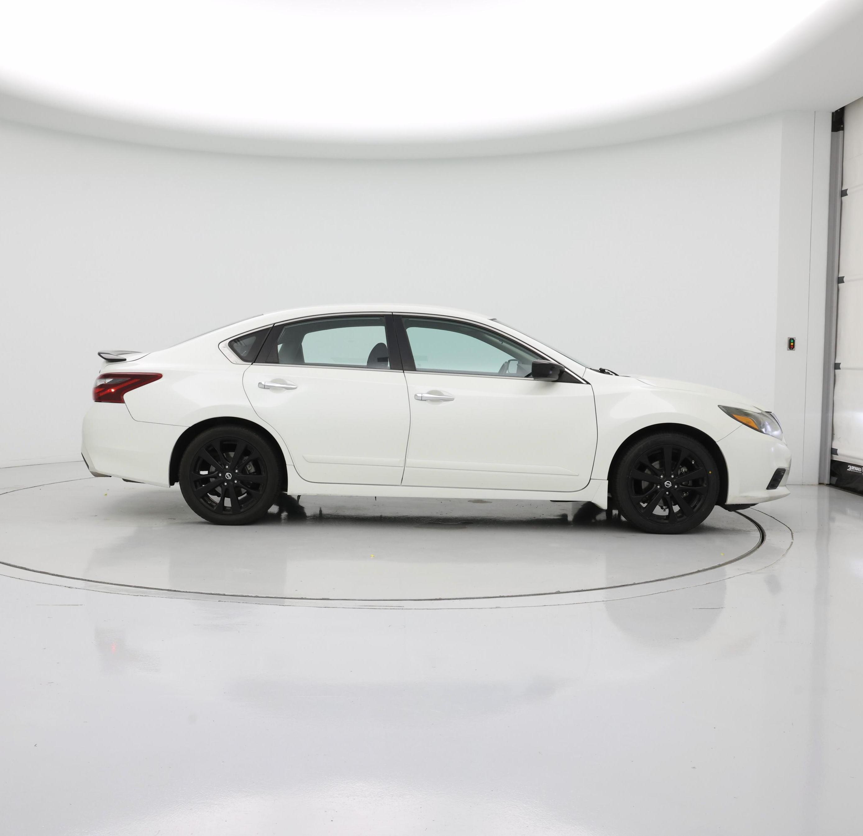 Thumbnail: 2017 Nissan Altima - 7