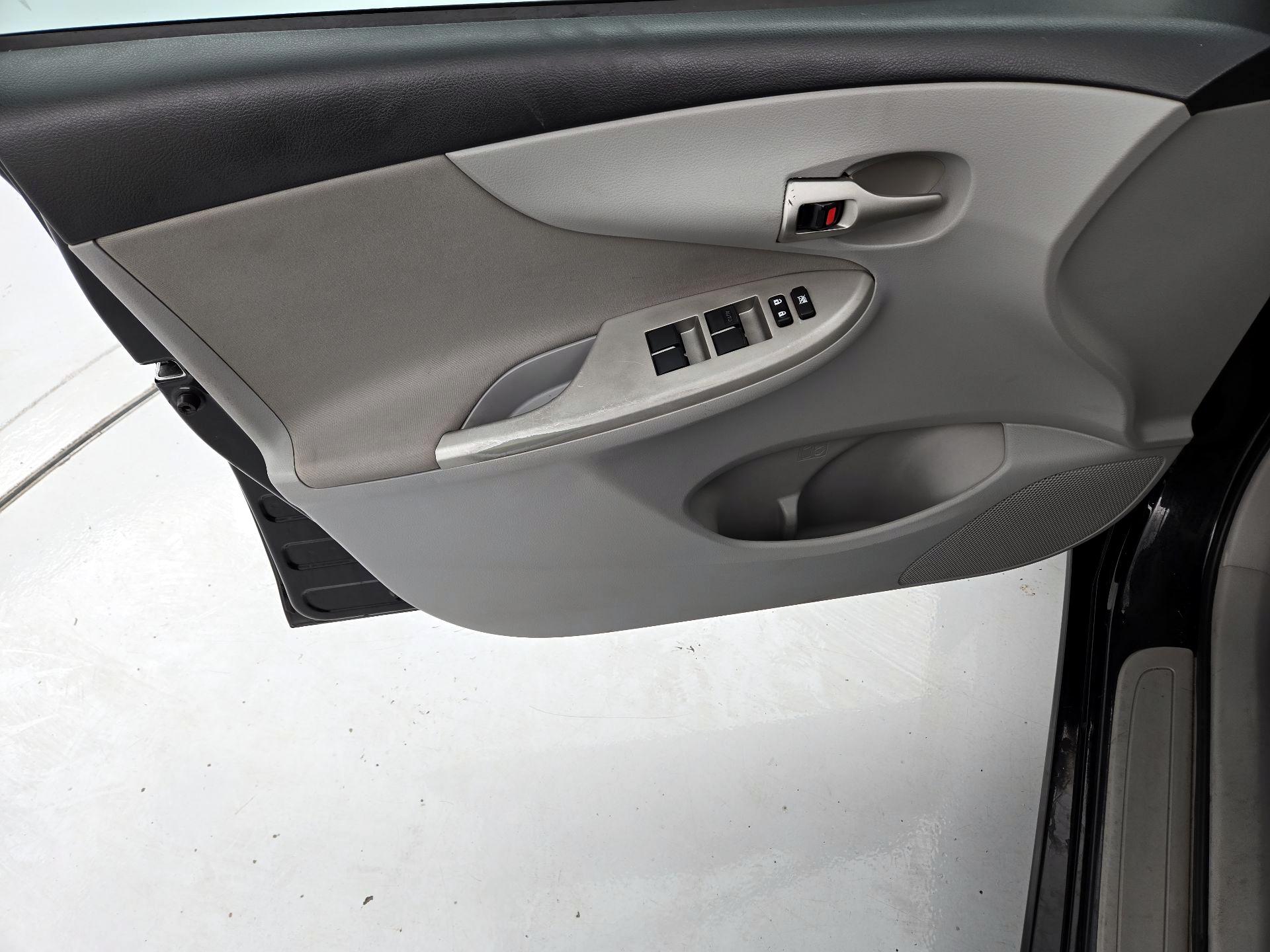 Thumbnail: 2013 Toyota Corolla - 12