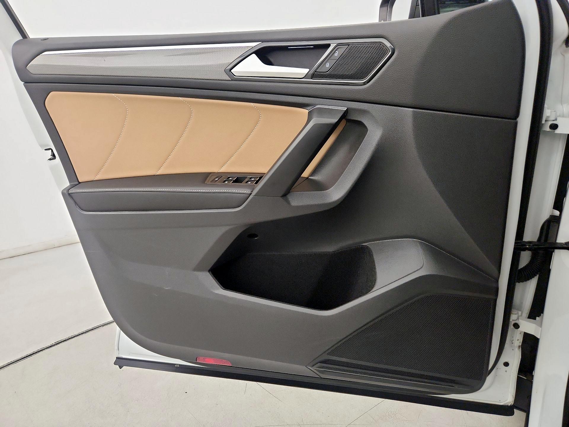 Thumbnail: 2022 Volkswagen Tiguan - 12