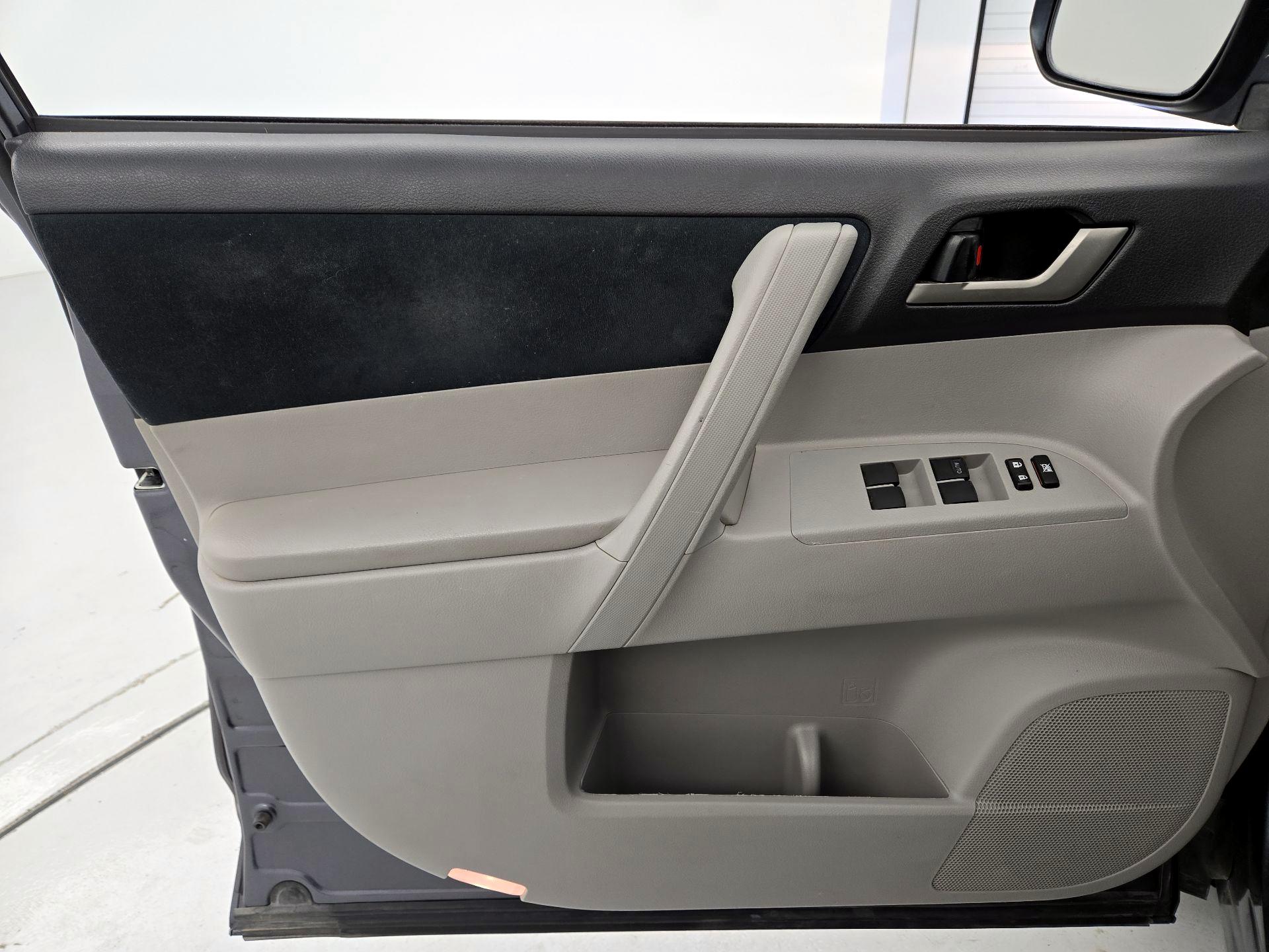 Thumbnail: 2013 Toyota Highlander - 12