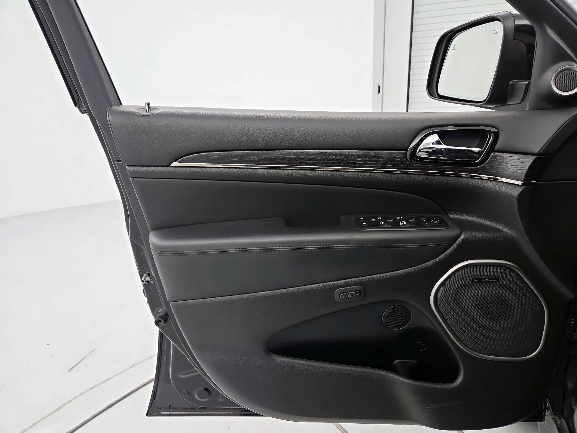 Thumbnail: 2020 Jeep Grand Cherokee - 12