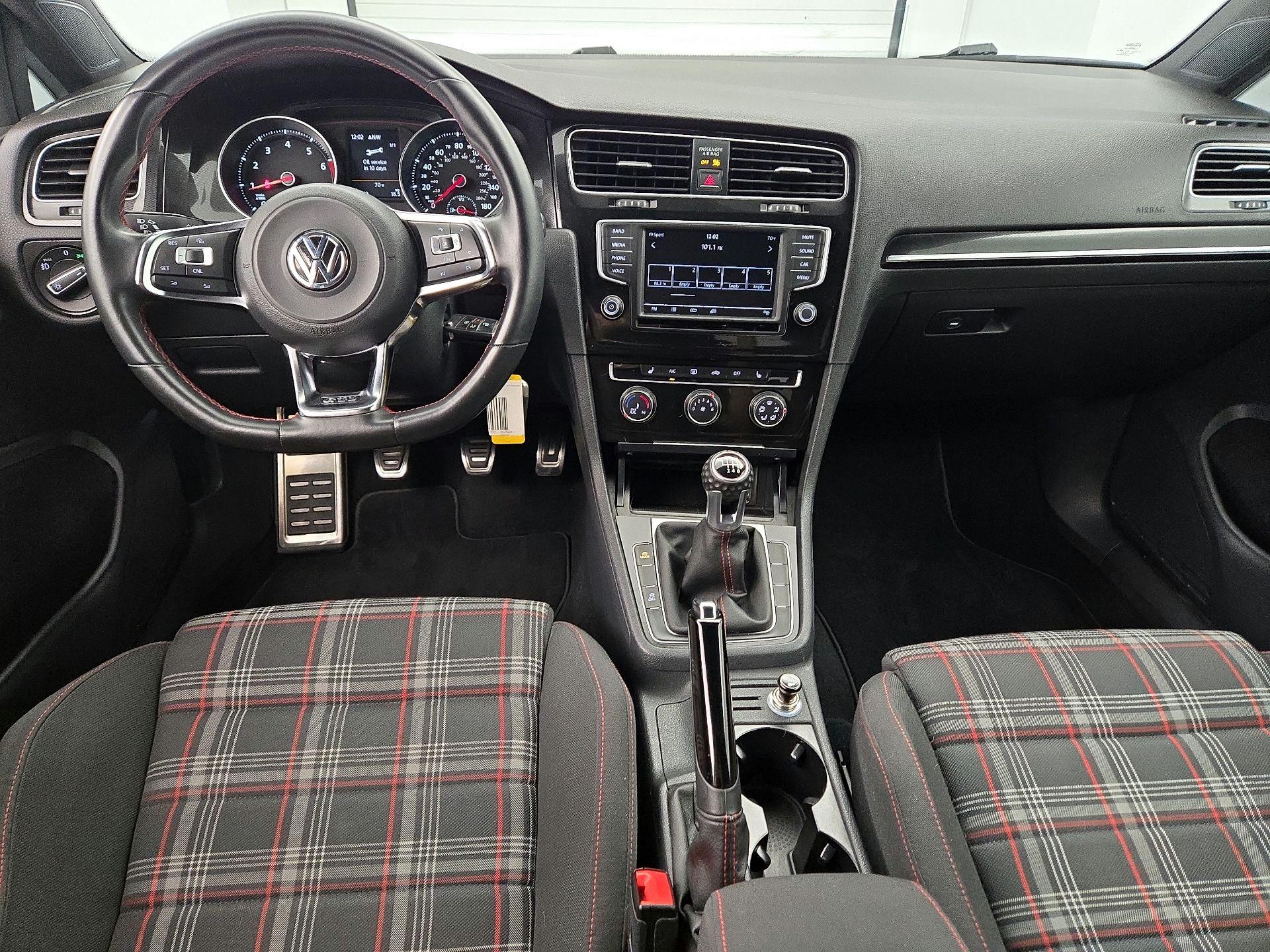 Thumbnail: 2016 Volkswagen Golf - 9
