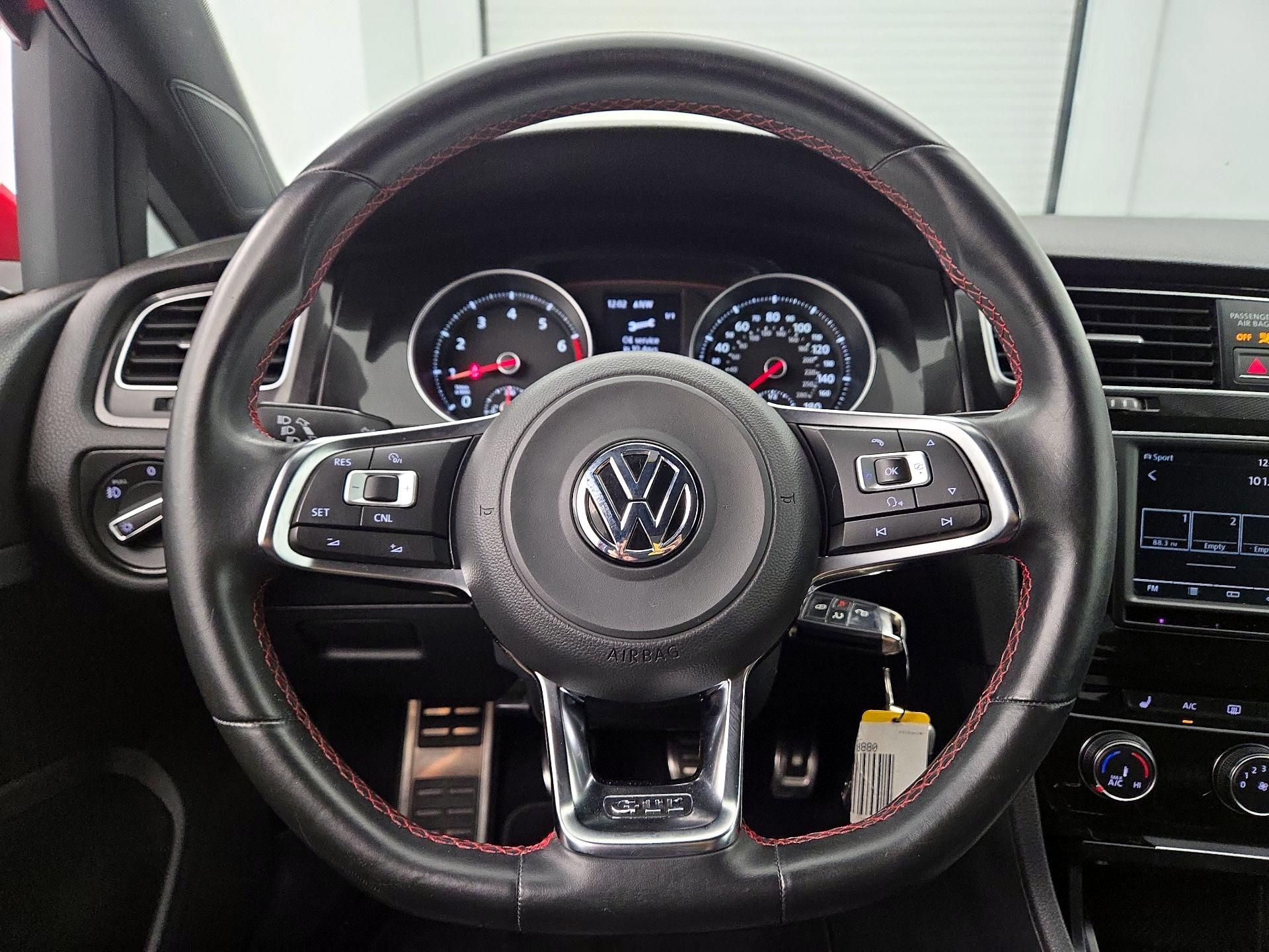 Thumbnail: 2016 Volkswagen Golf - 10
