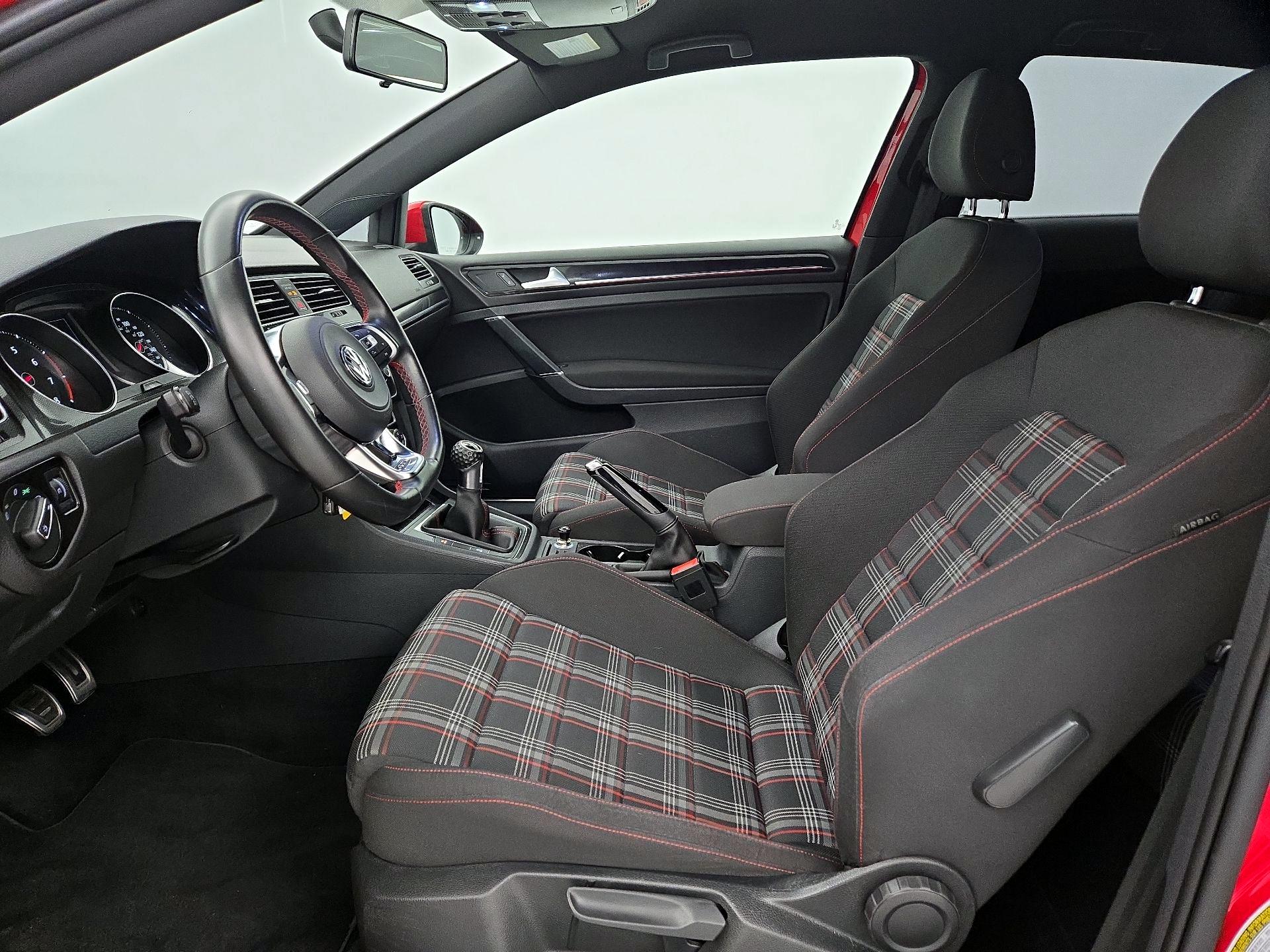Thumbnail: 2016 Volkswagen Golf - 11