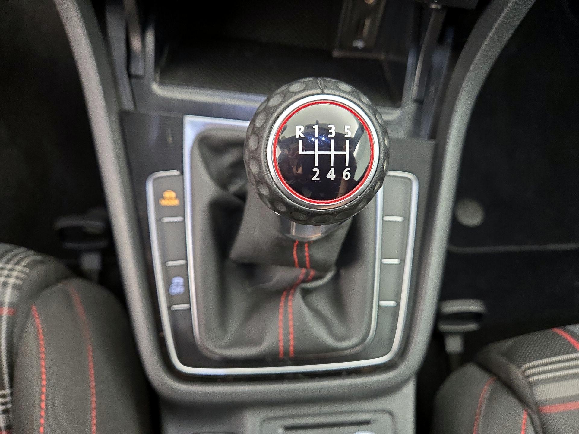 Thumbnail: 2016 Volkswagen Golf - 17