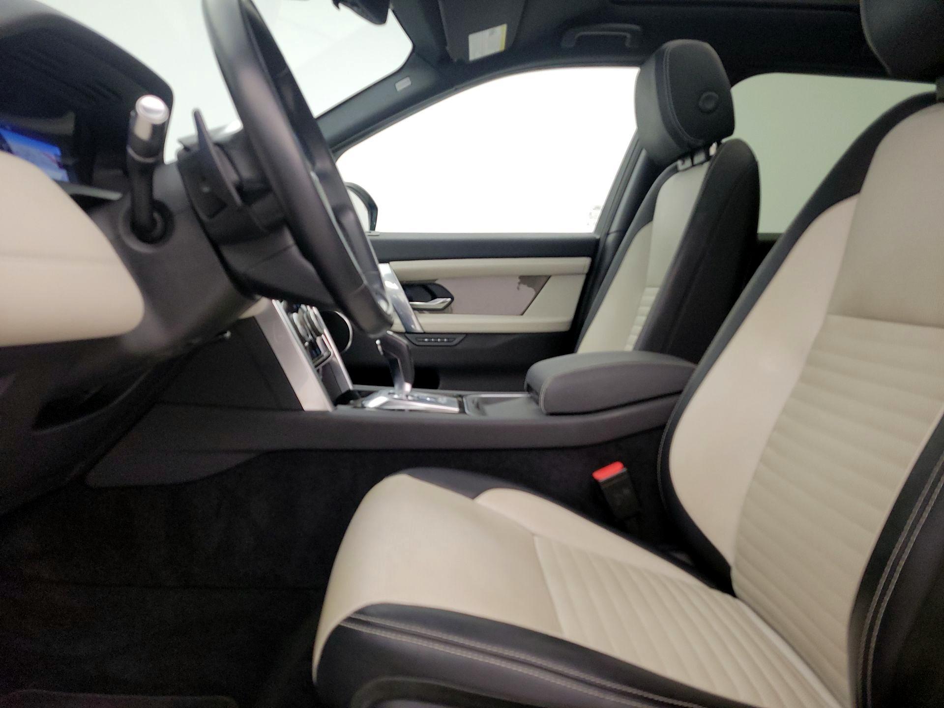 Thumbnail: 2020 Land Rover Discovery Sport - 11