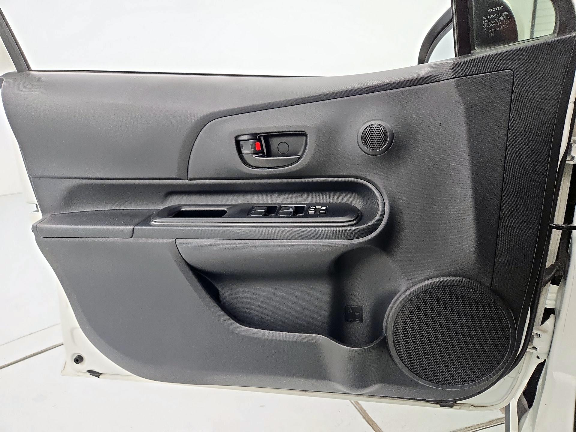 Thumbnail: 2018 Toyota Prius c - 12