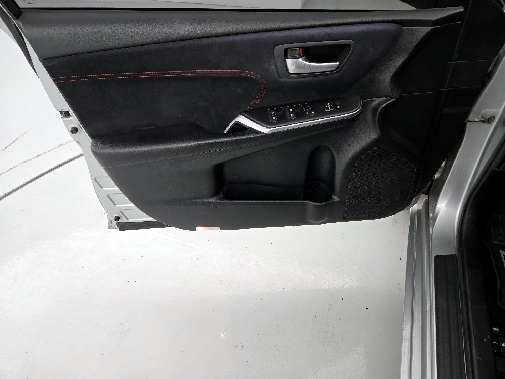 Thumbnail: 2017 Toyota Camry - 12