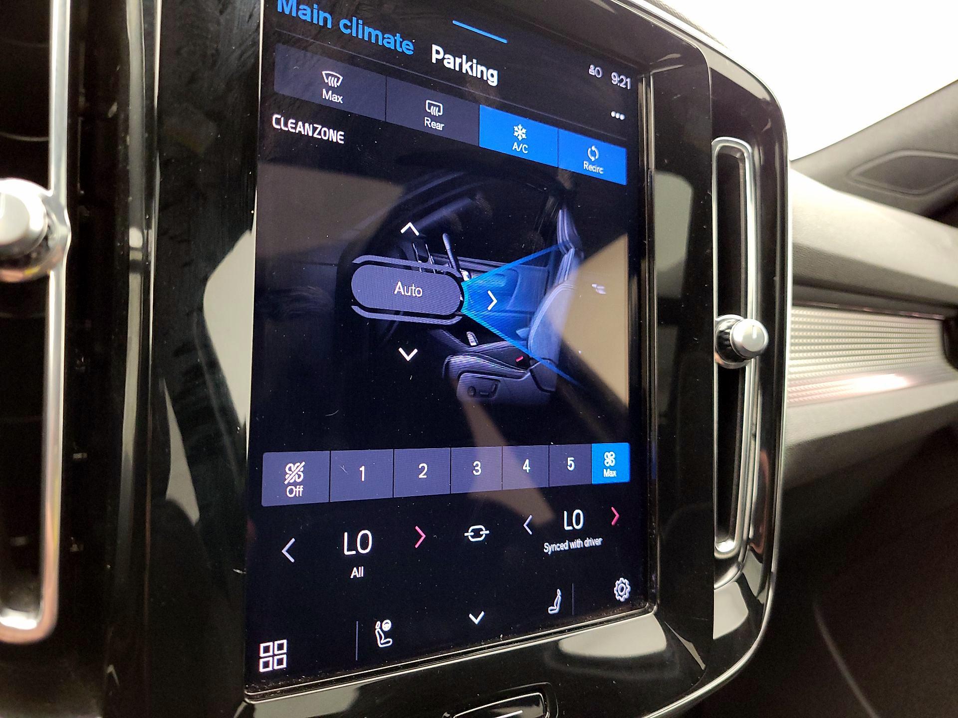 Thumbnail: 2021 Volvo XC40 - 17
