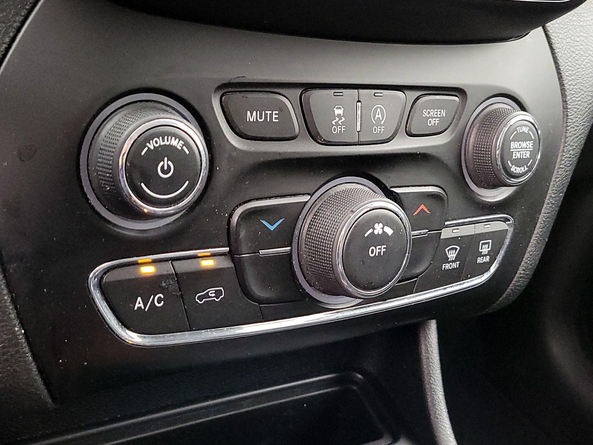 Thumbnail: 2019 Jeep Cherokee - 16