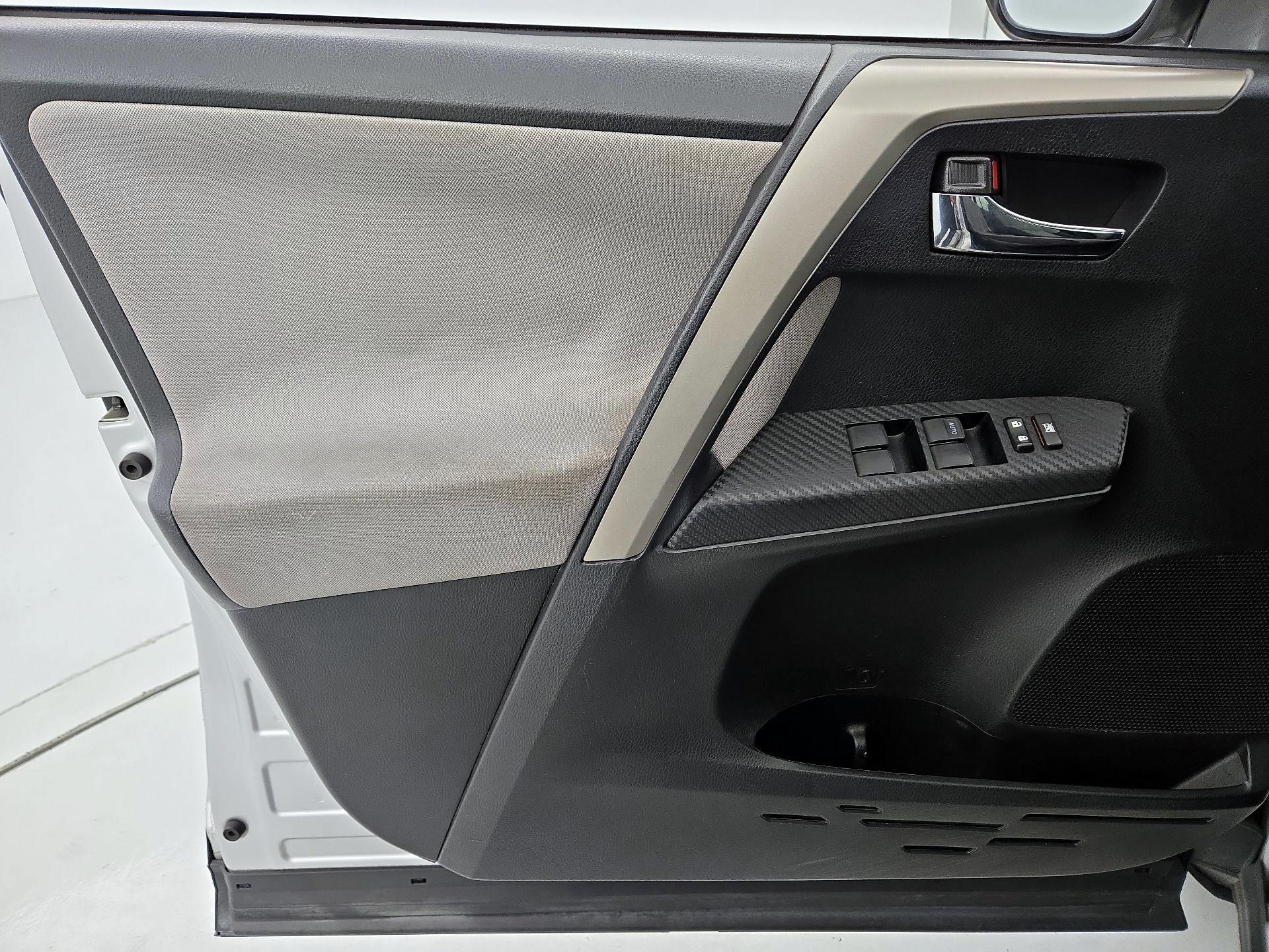 Thumbnail: 2015 Toyota RAV4 - 12