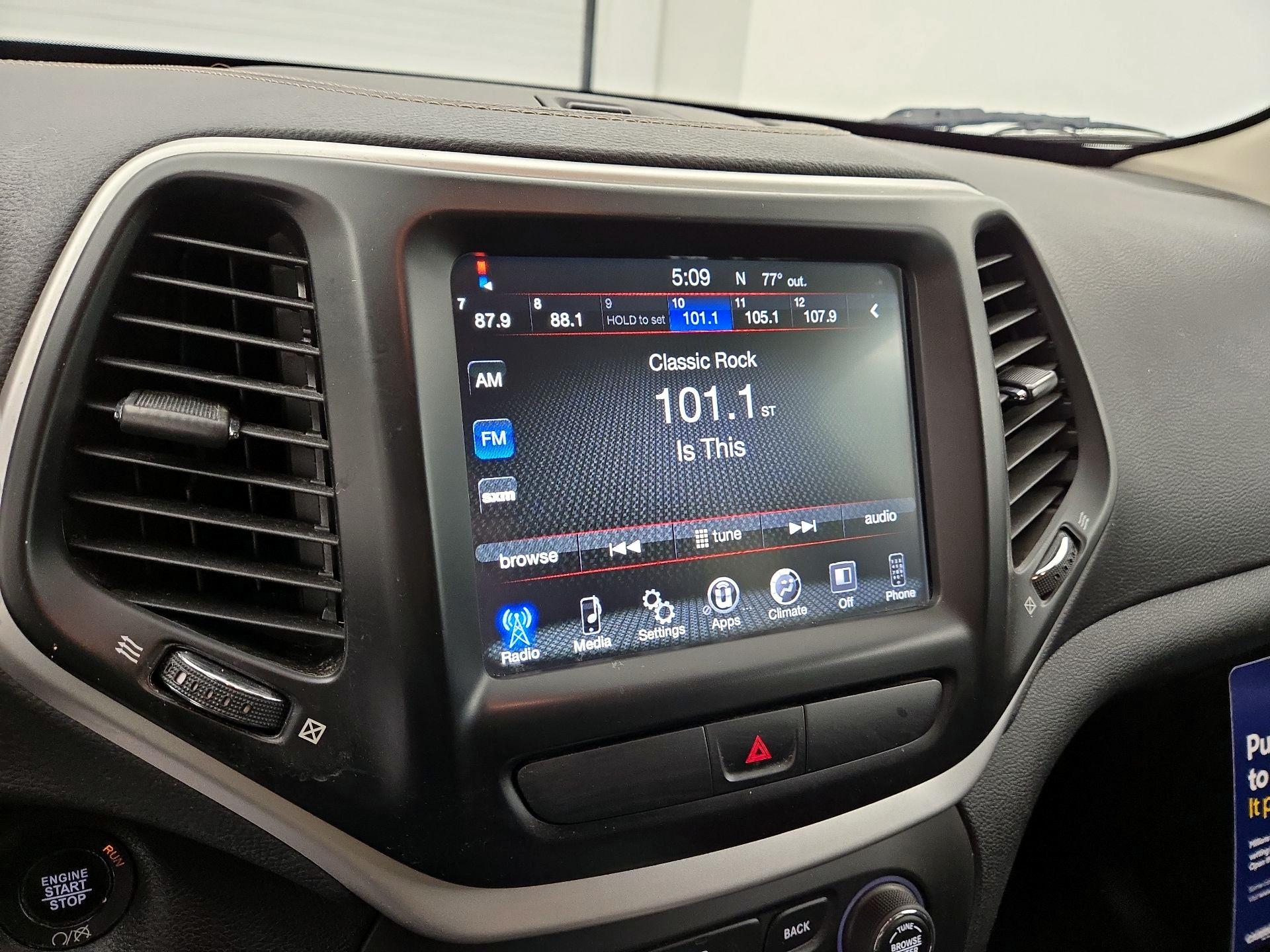 Thumbnail: 2018 Jeep Cherokee - 15