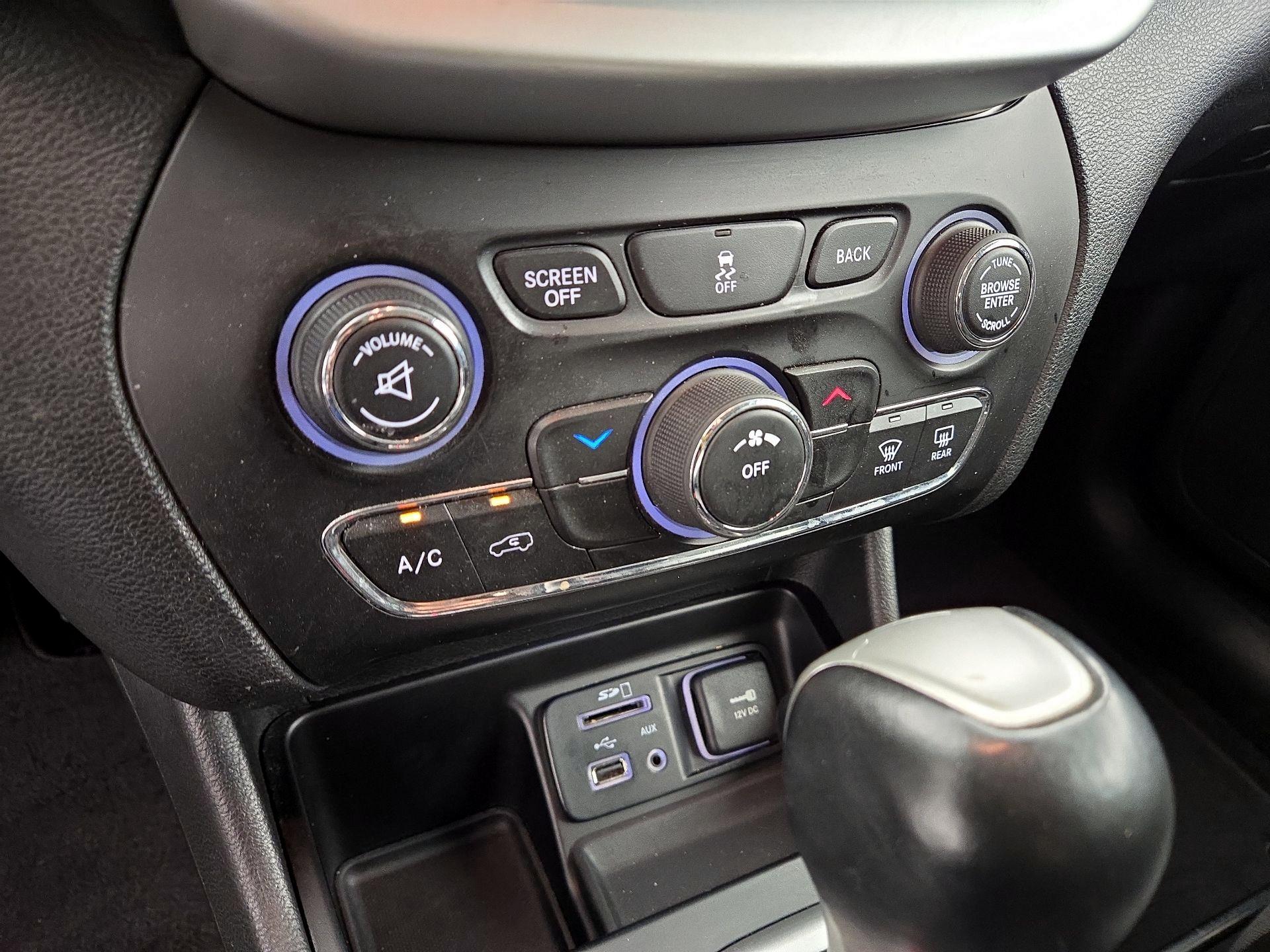 Thumbnail: 2018 Jeep Cherokee - 16