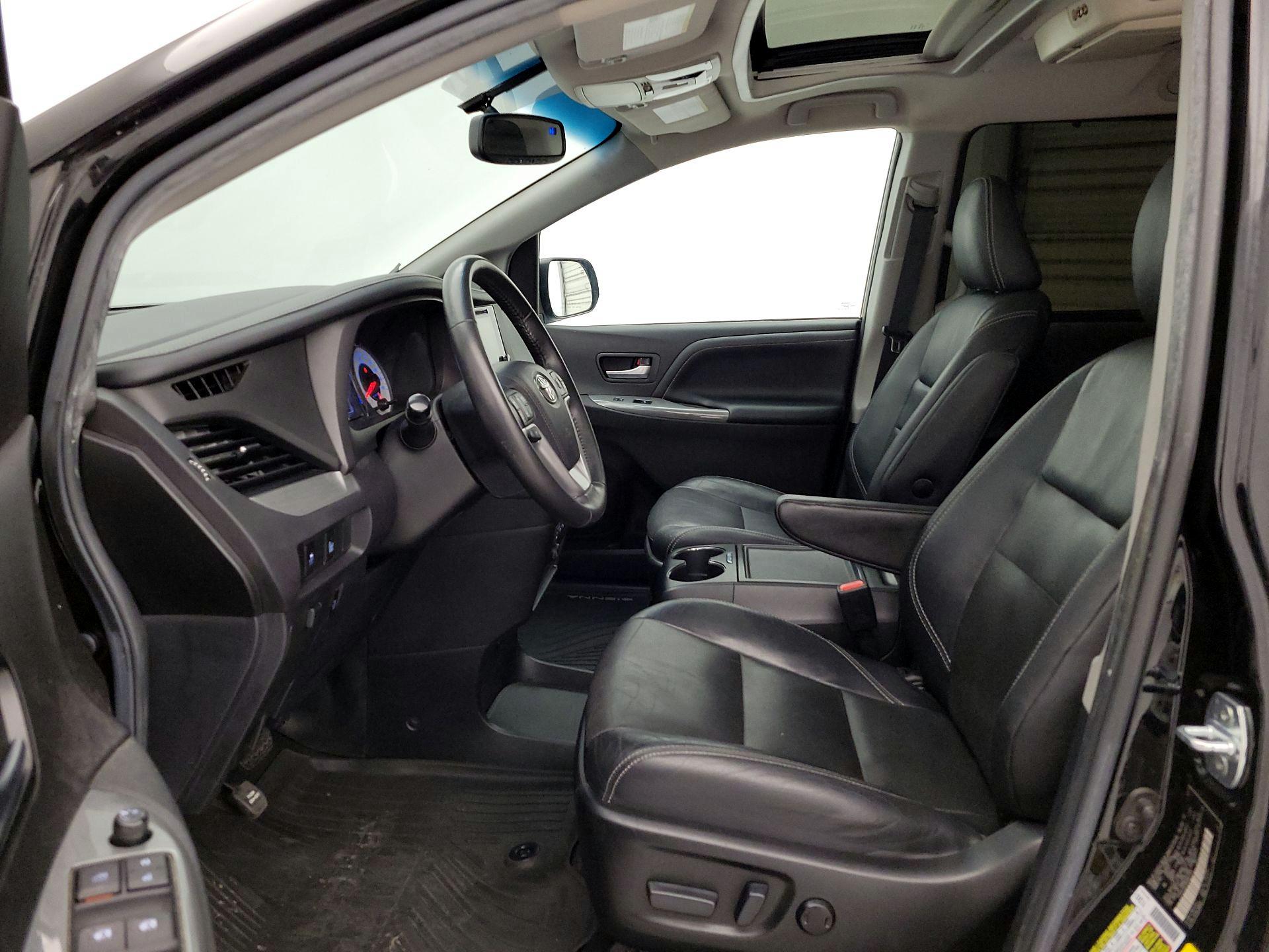 Thumbnail: 2017 Toyota Sienna - 11