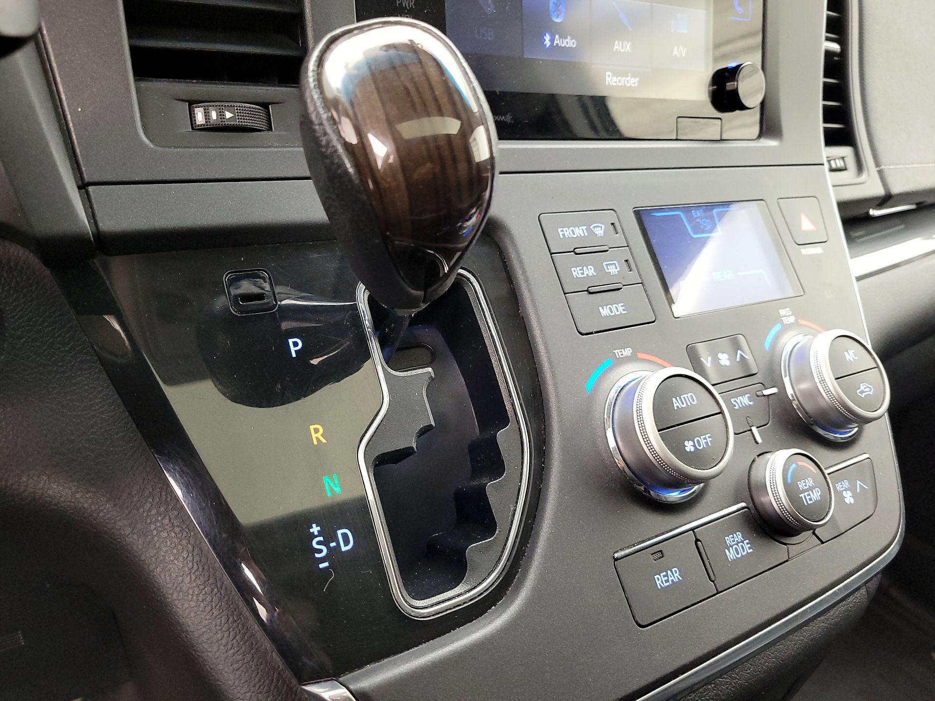 Thumbnail: 2017 Toyota Sienna - 17