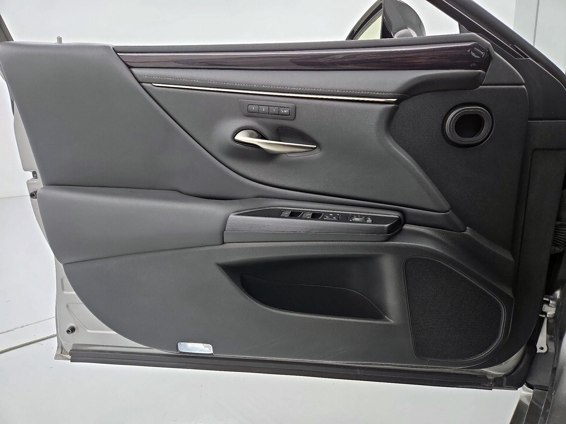 Thumbnail: 2021 Lexus ES - 12