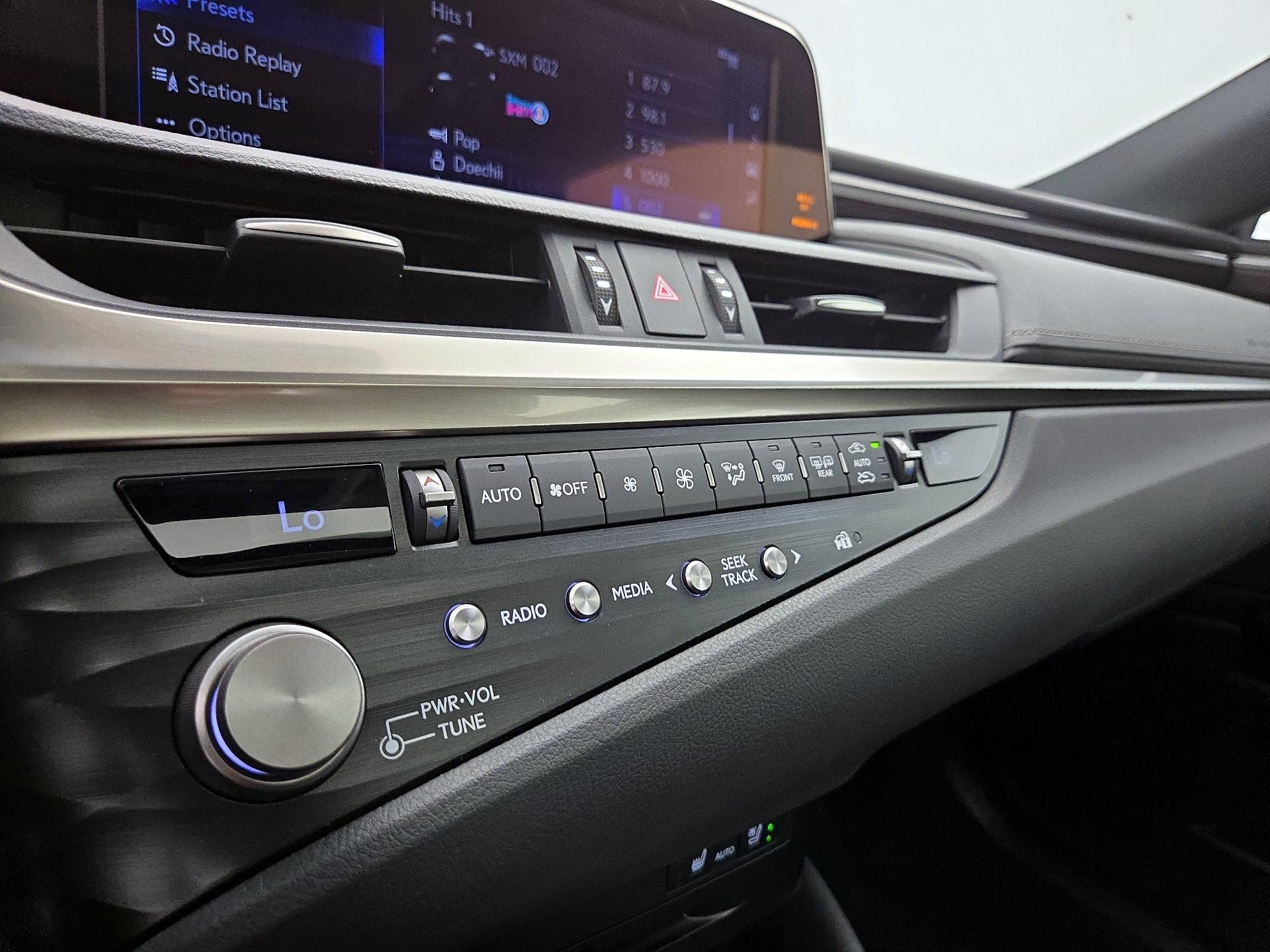 Thumbnail: 2021 Lexus ES - 17