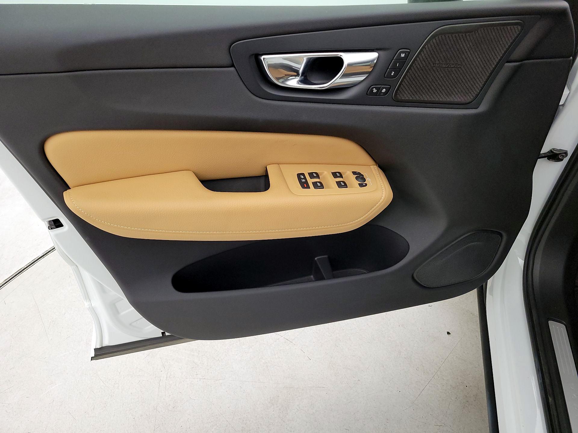 Thumbnail: 2019 Volvo XC60 - 12