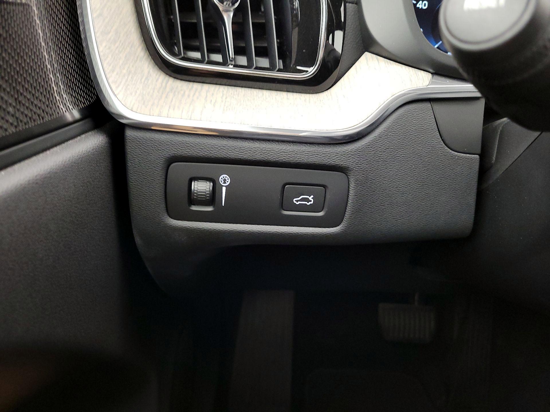 Thumbnail: 2019 Volvo XC60 - 13