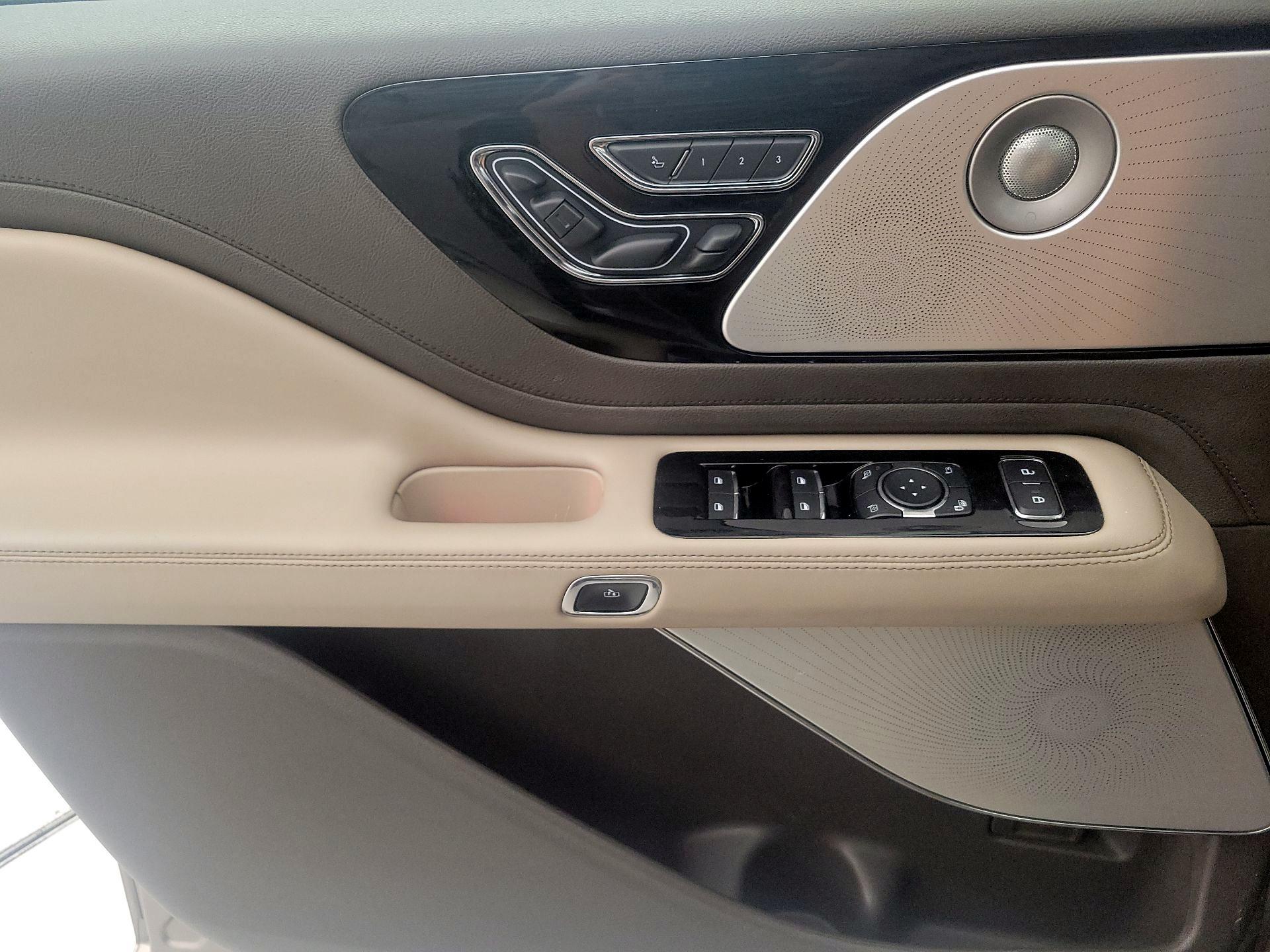 Thumbnail: 2020 Lincoln Aviator - 12