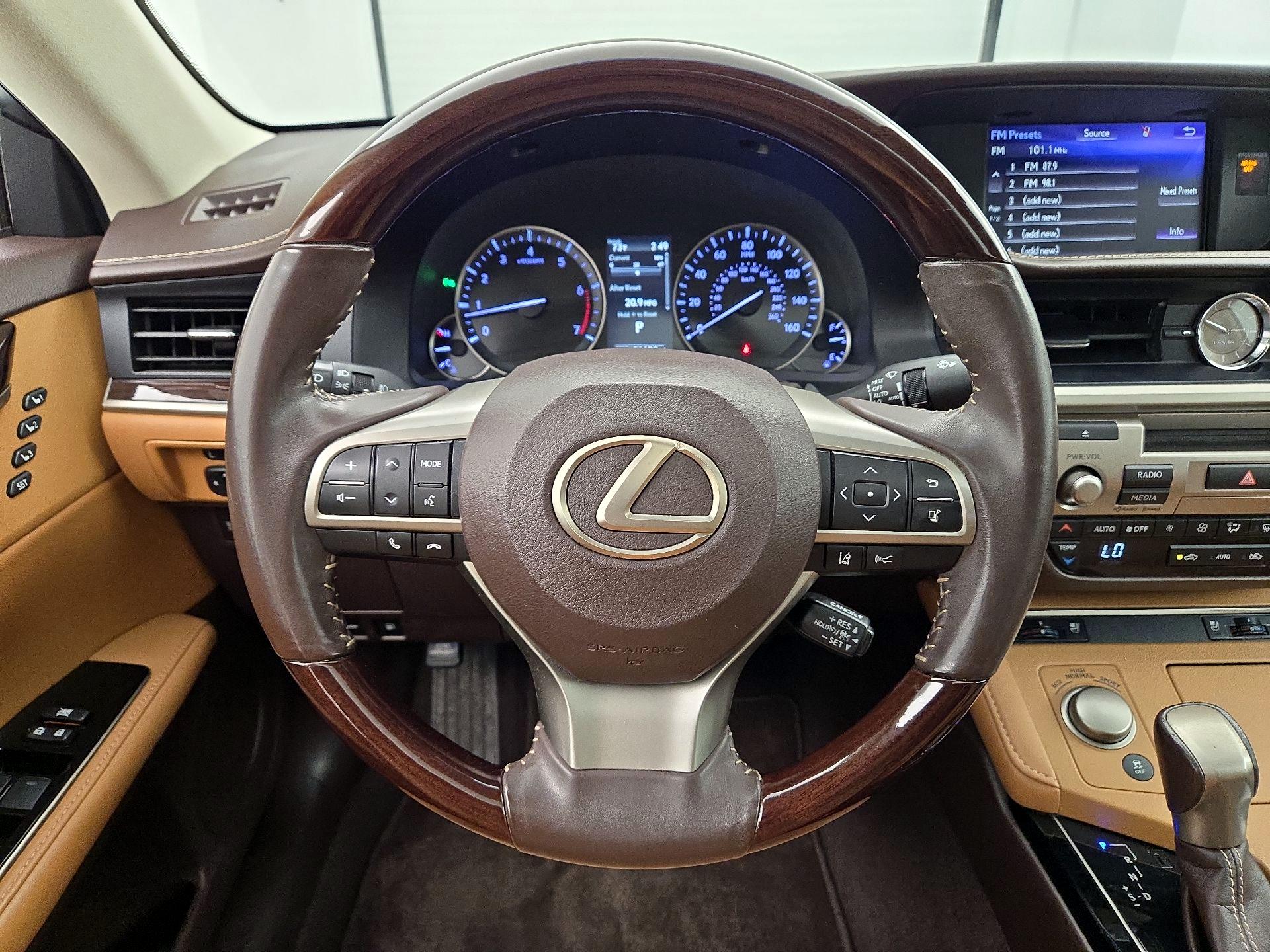 Thumbnail: 2018 Lexus ES - 10