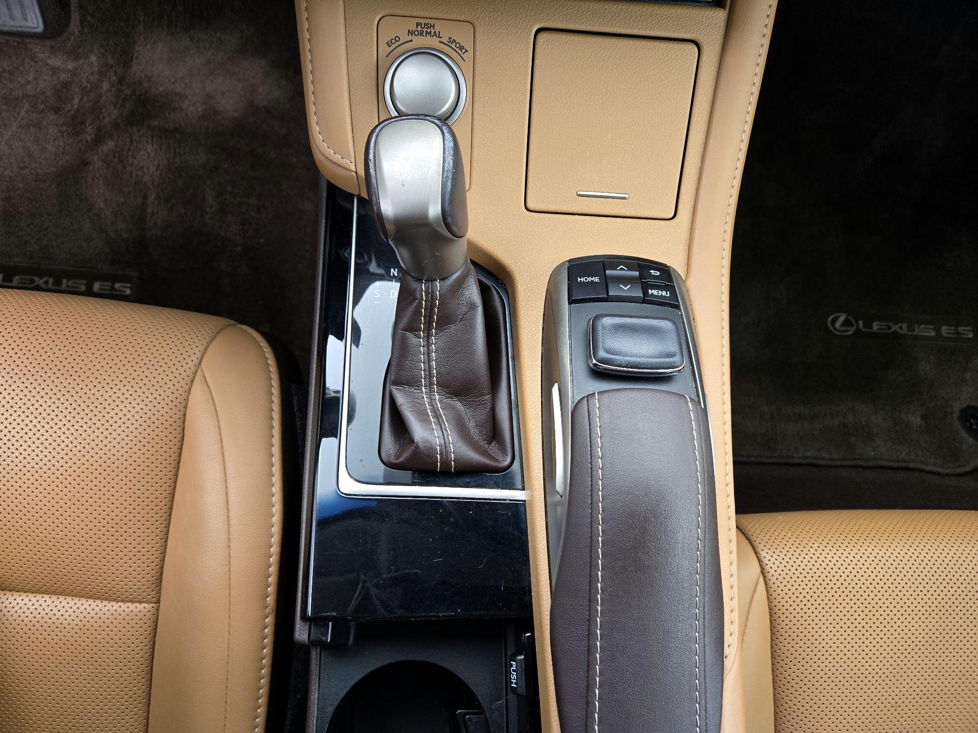 Thumbnail: 2018 Lexus ES - 17
