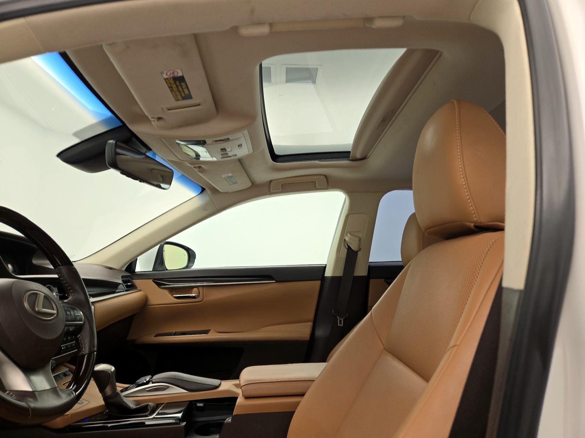 Thumbnail: 2018 Lexus ES - 19