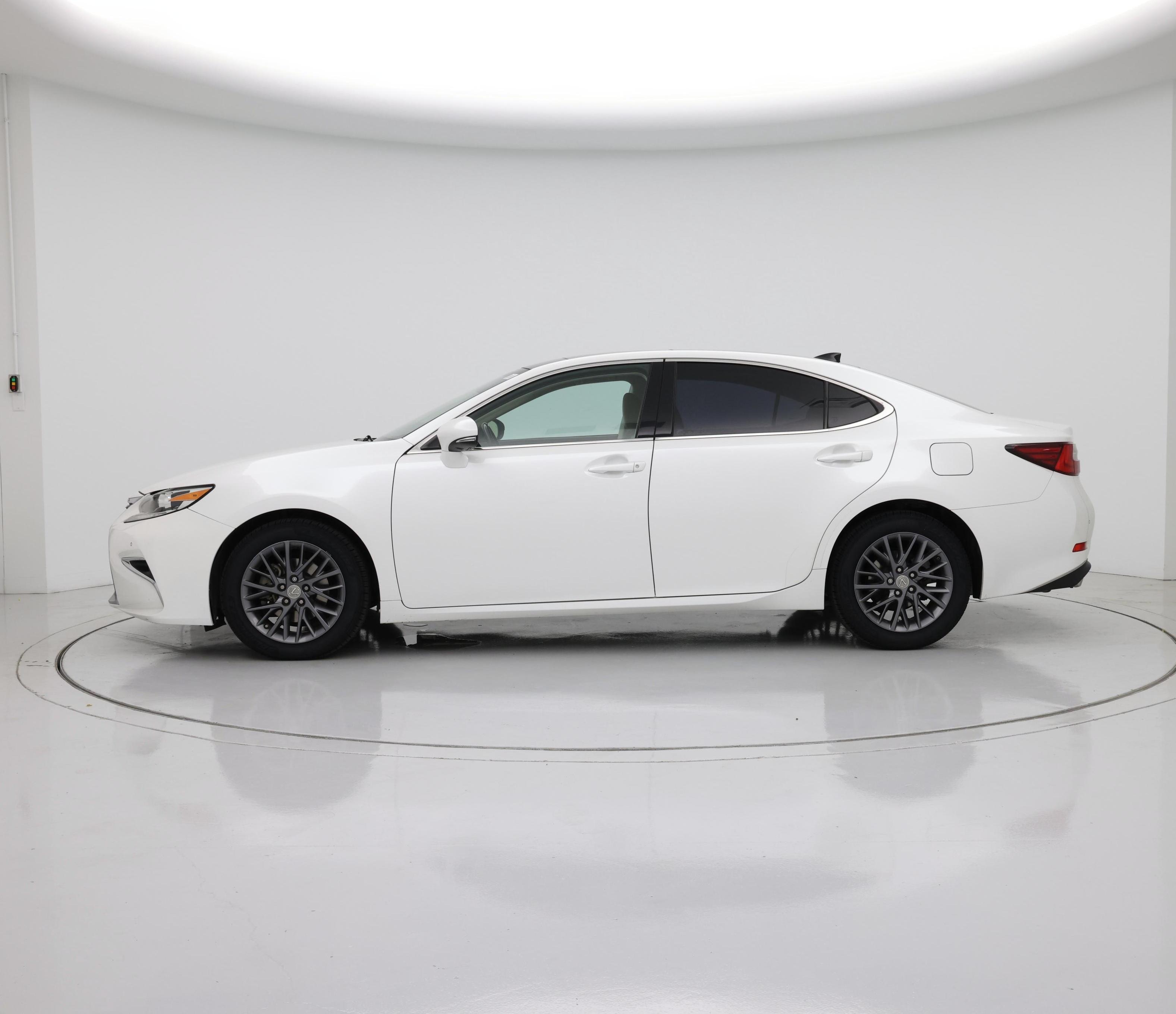 Thumbnail: 2018 Lexus ES - 3