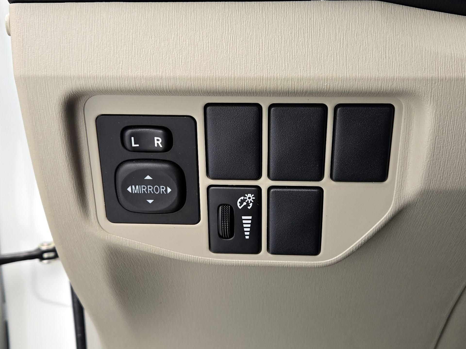 Thumbnail: 2015 Toyota Prius - 13