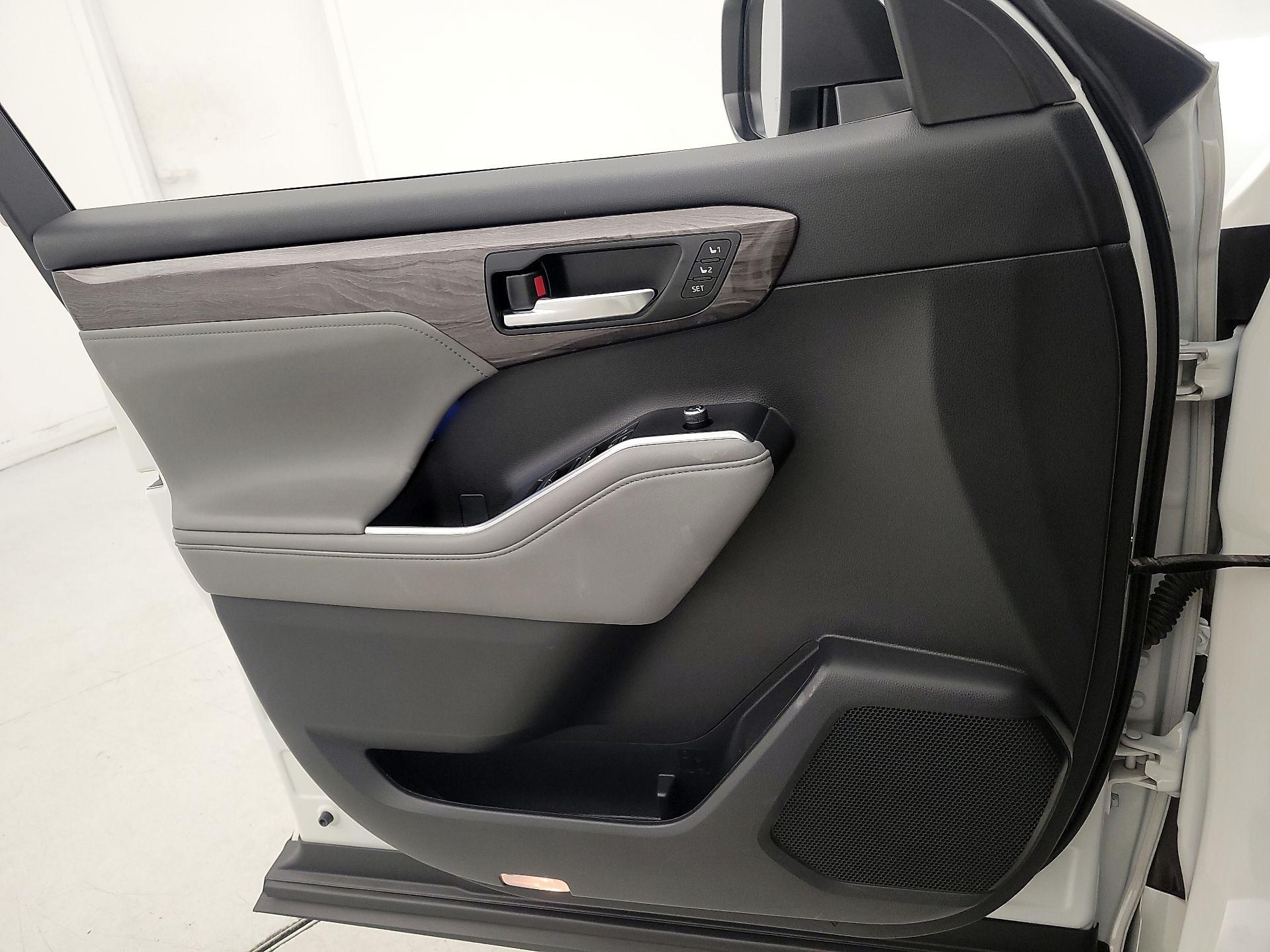 Thumbnail: 2021 Toyota Highlander - 12
