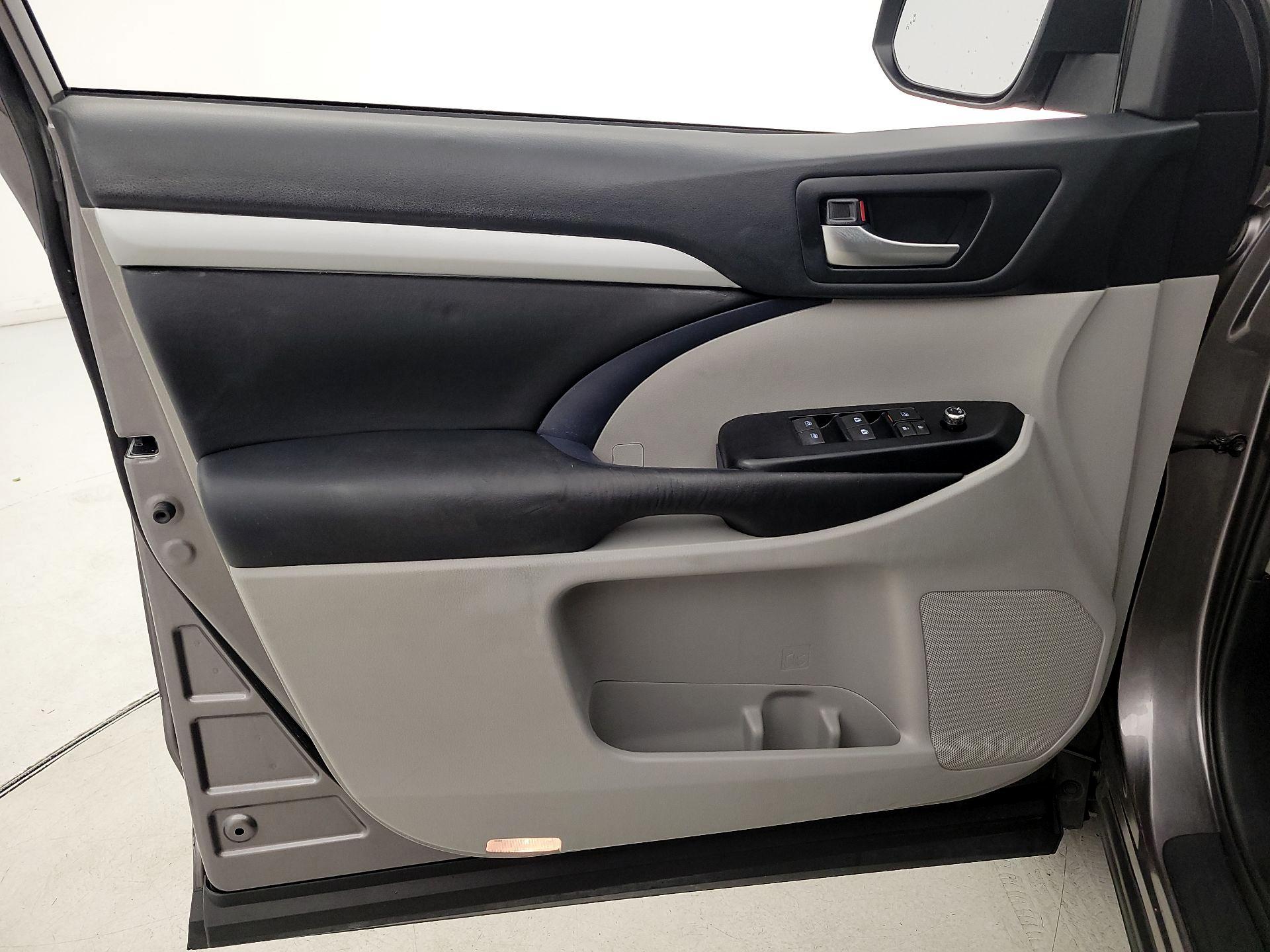 Thumbnail: 2019 Toyota Highlander - 12