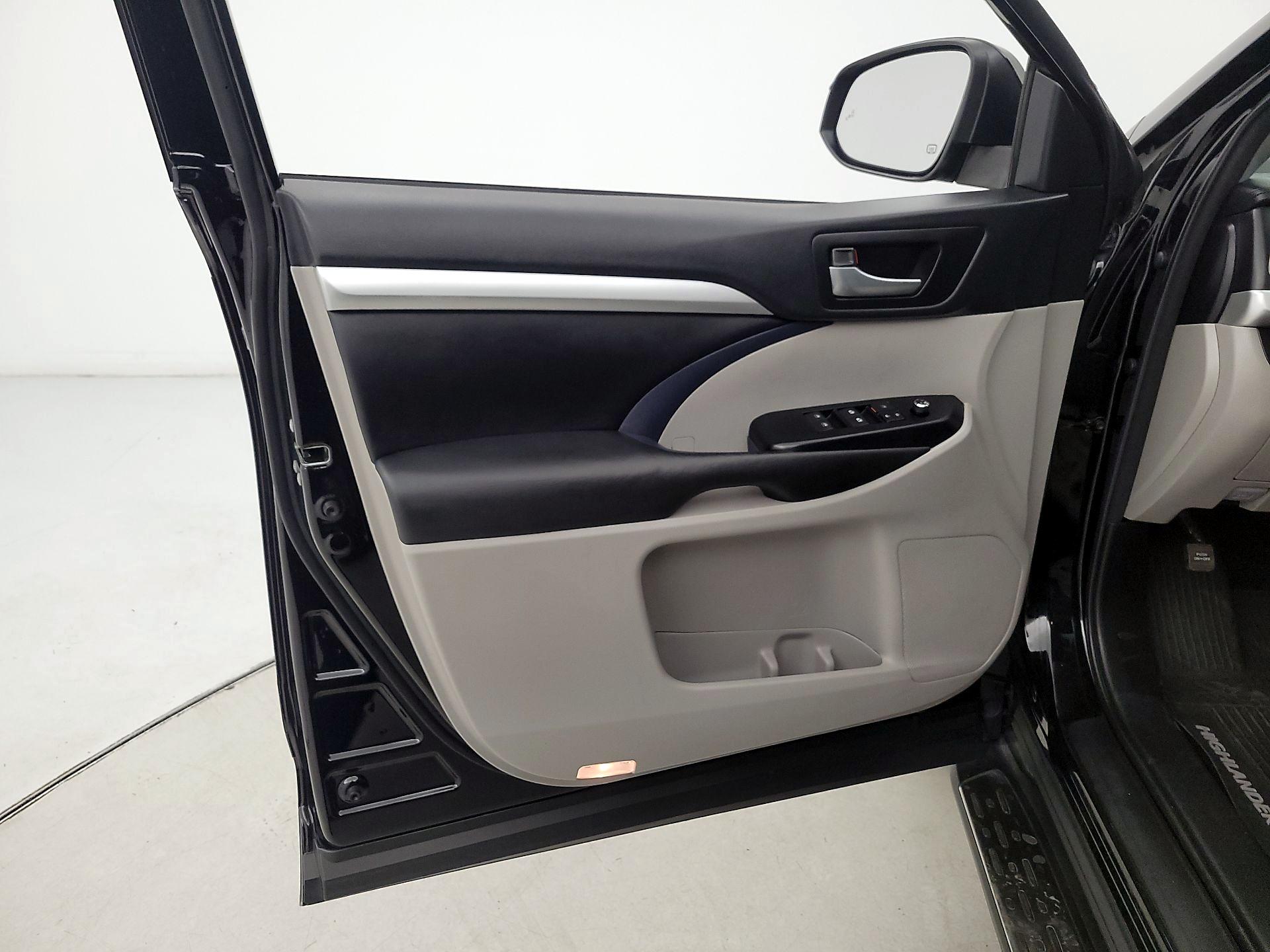 Thumbnail: 2018 Toyota Highlander - 12