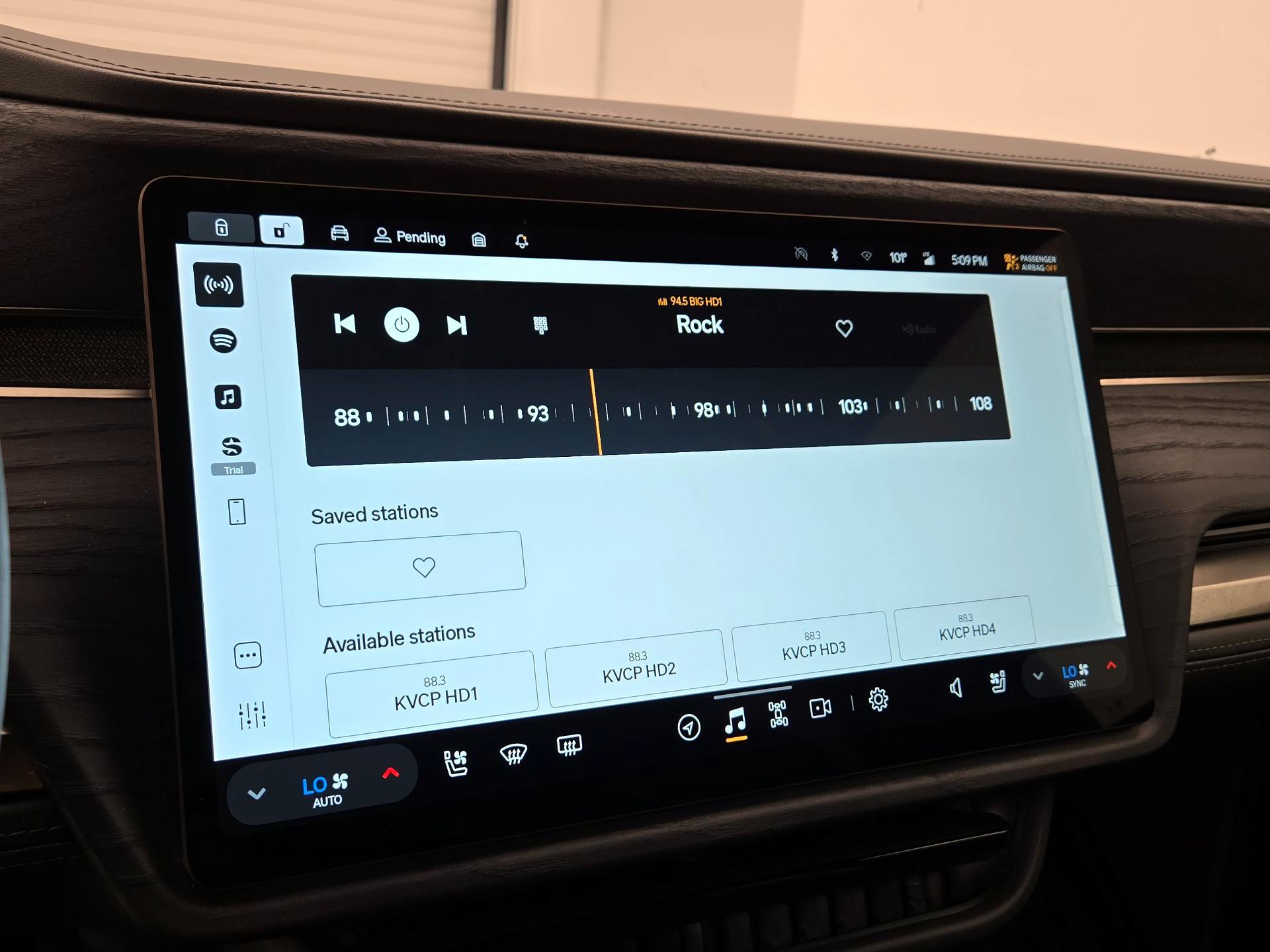 Thumbnail: 2025 Rivian R1S - 15