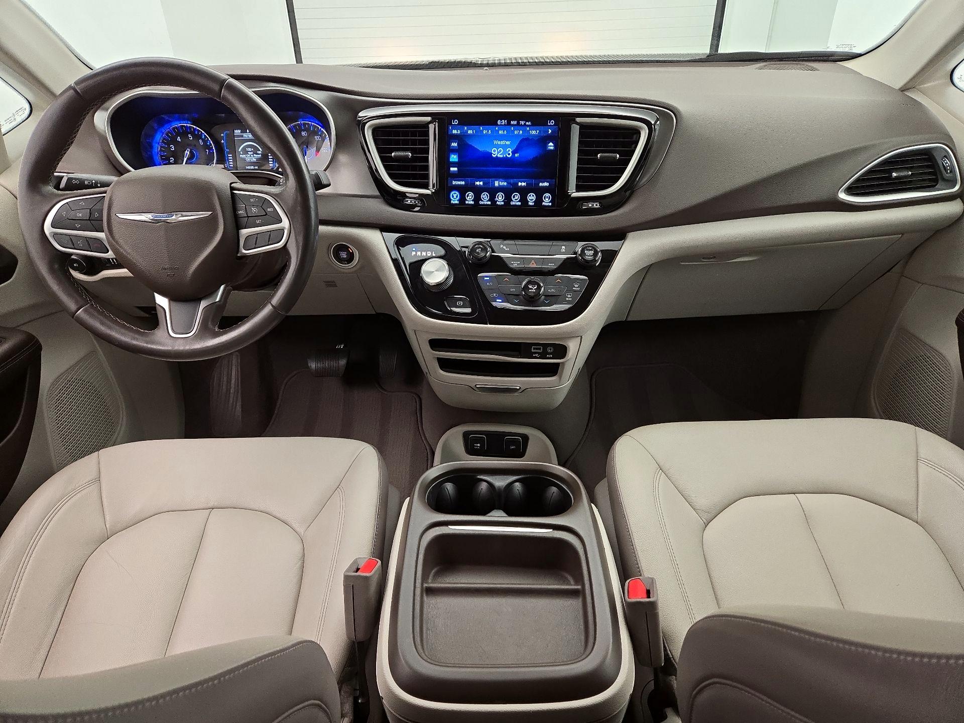 Thumbnail: 2017 Chrysler Pacifica - 9