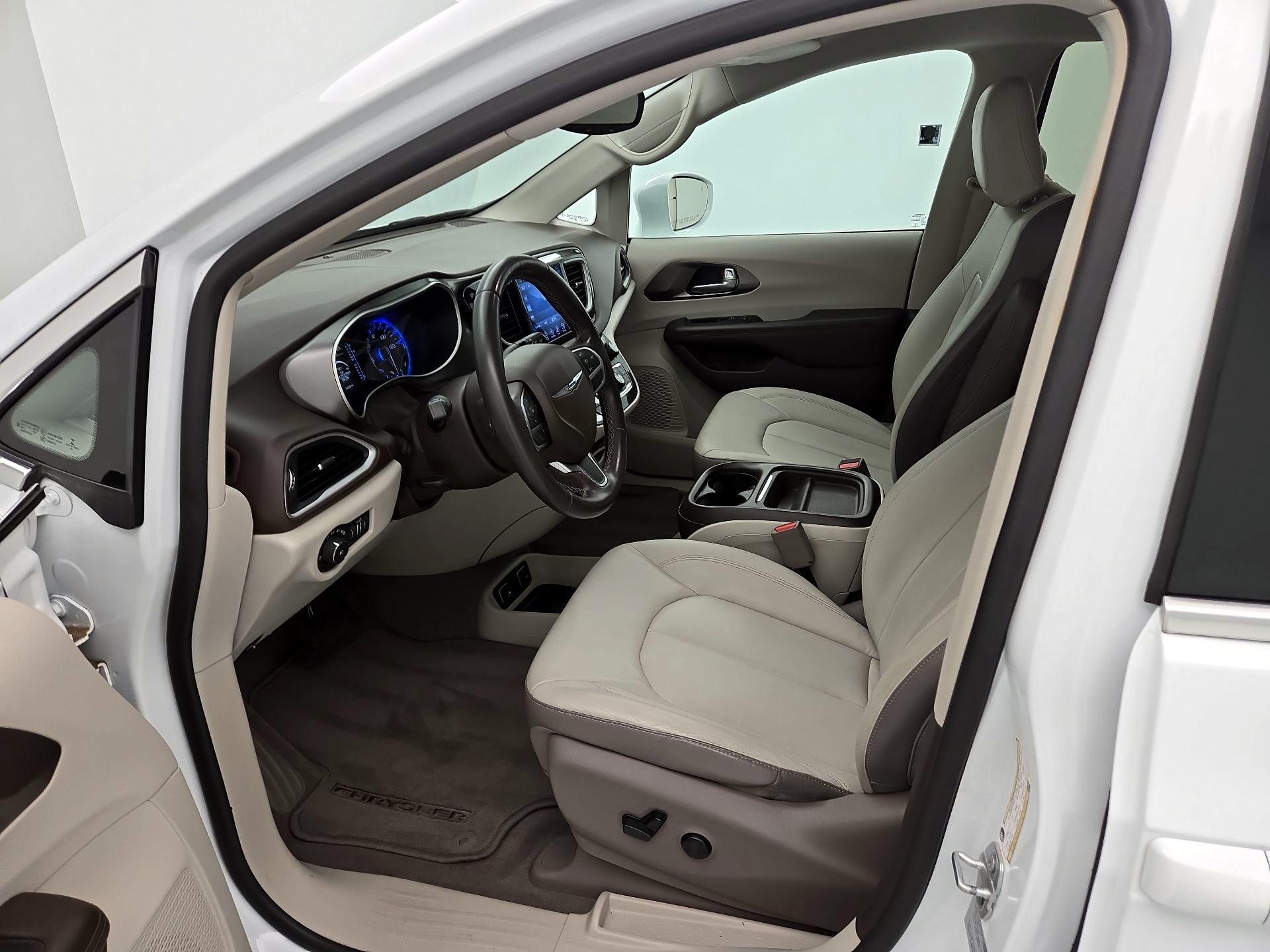 Thumbnail: 2017 Chrysler Pacifica - 11