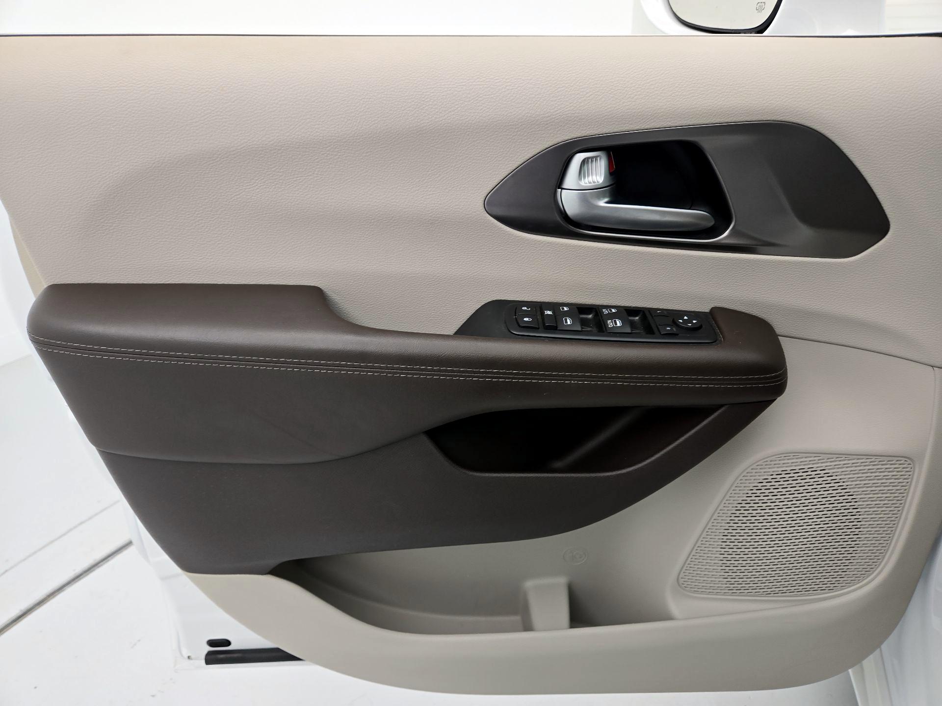 Thumbnail: 2017 Chrysler Pacifica - 12