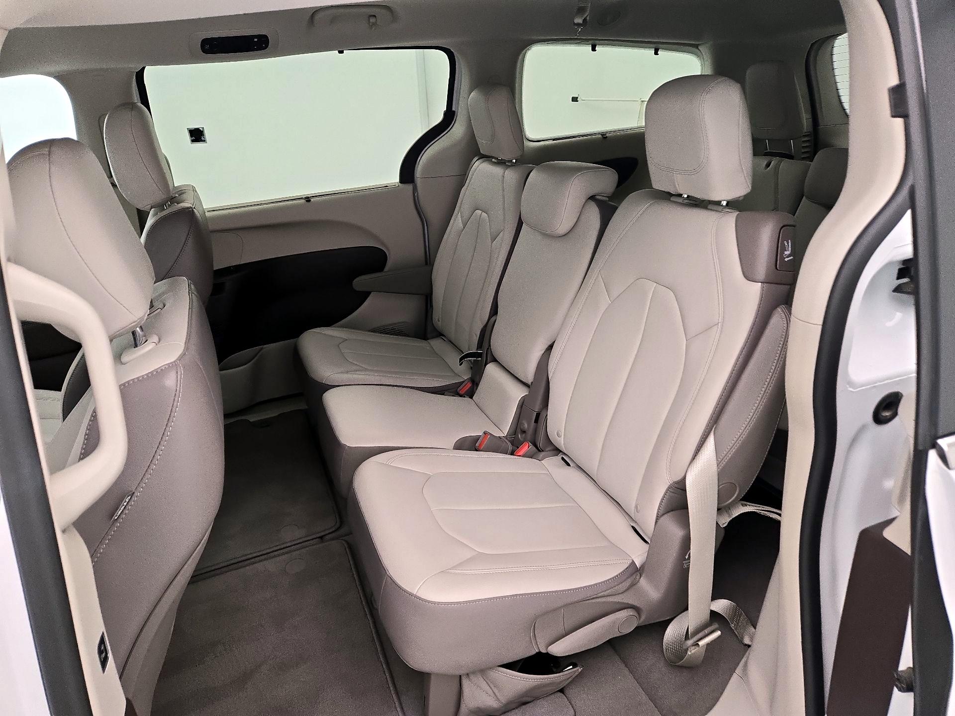 Thumbnail: 2017 Chrysler Pacifica - 19