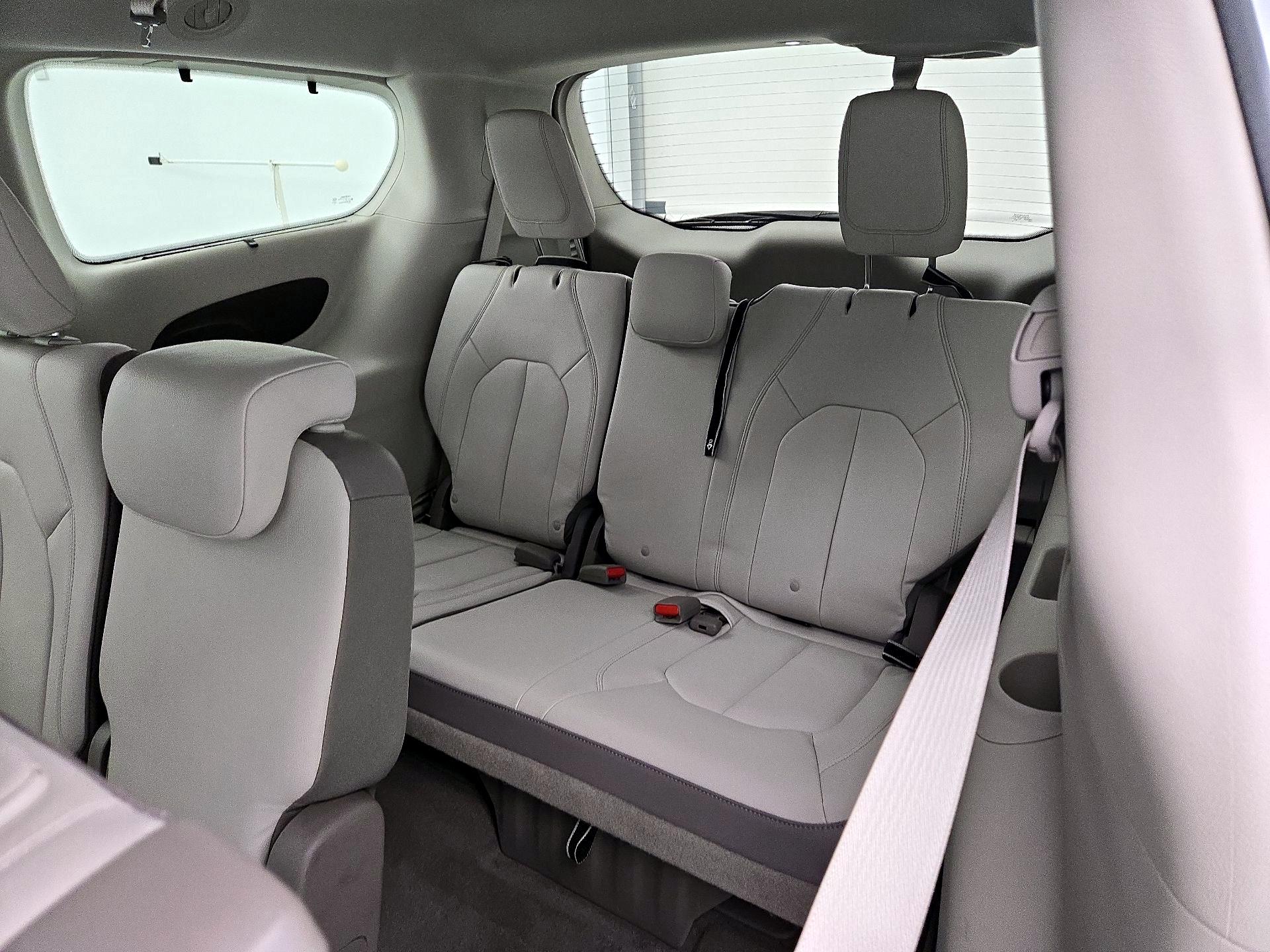 Thumbnail: 2017 Chrysler Pacifica - 20
