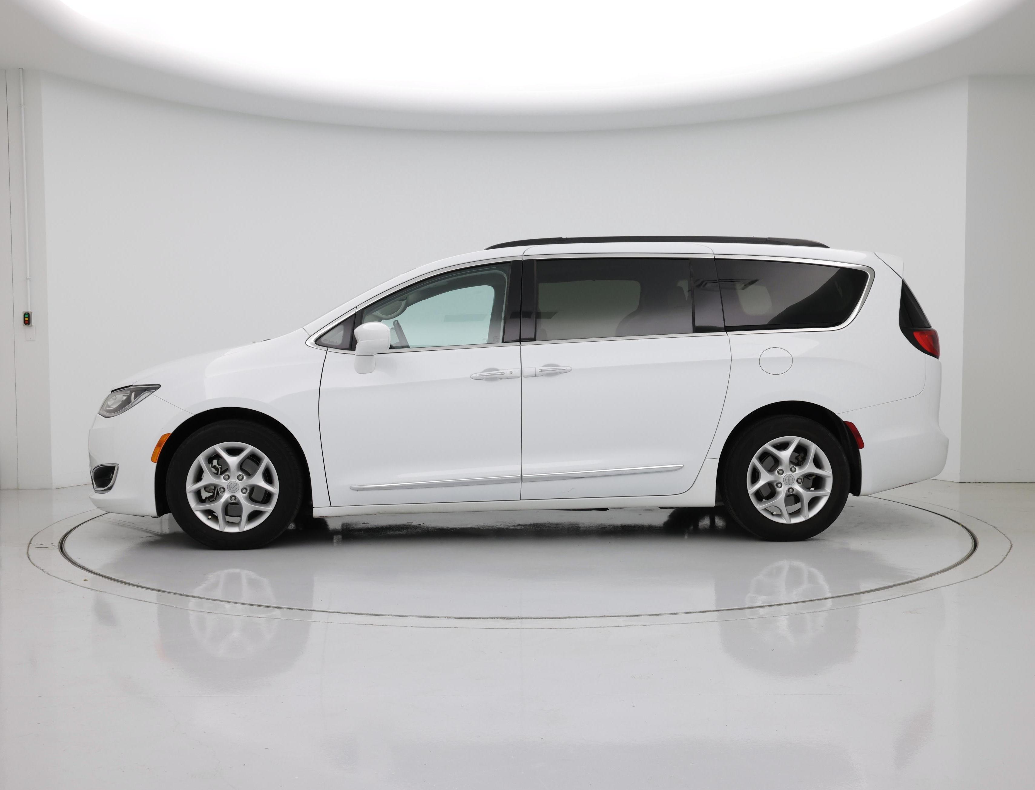 Thumbnail: 2017 Chrysler Pacifica - 3
