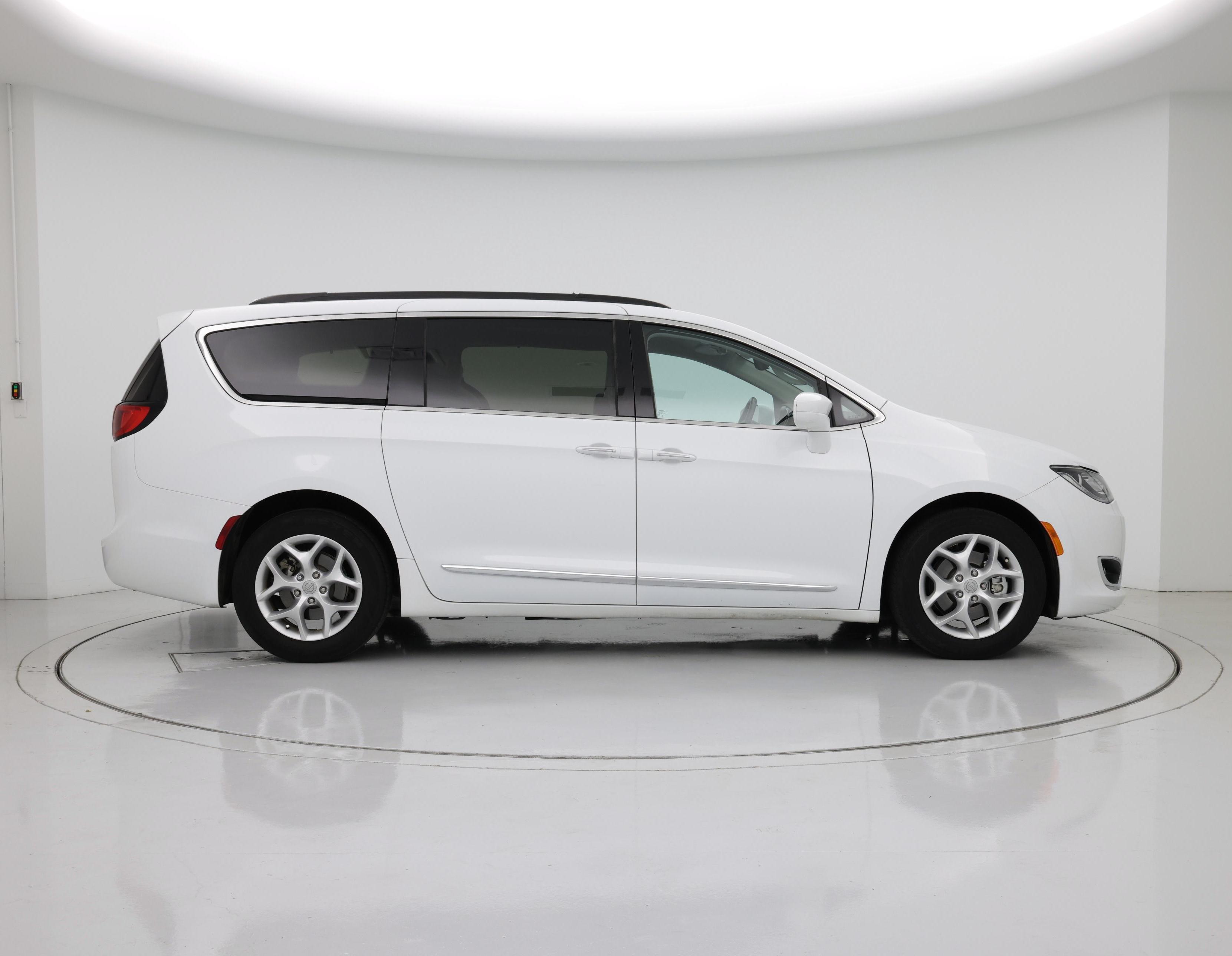Thumbnail: 2017 Chrysler Pacifica - 7