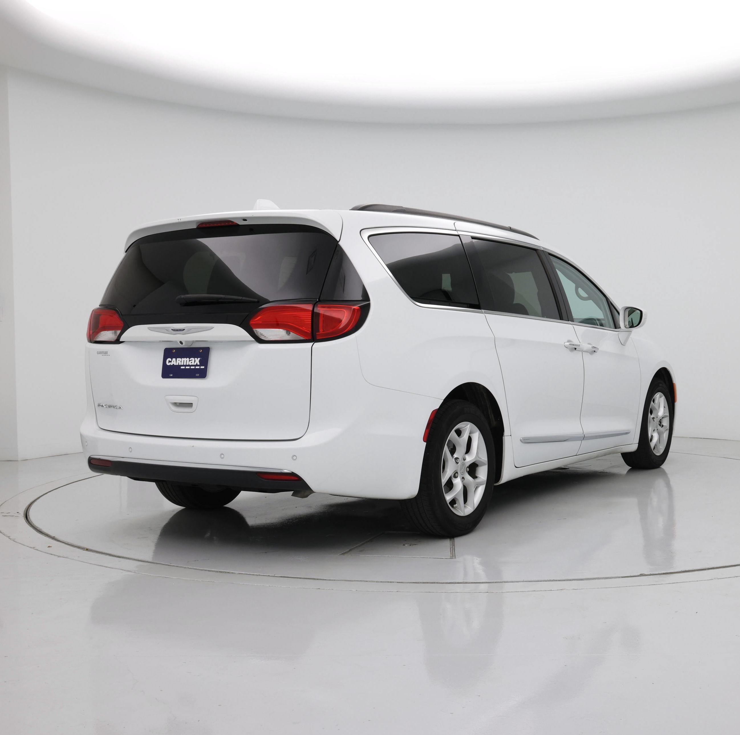 Thumbnail: 2017 Chrysler Pacifica - 8