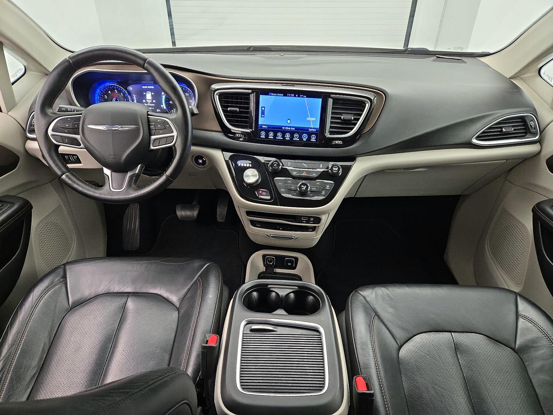 Thumbnail: 2017 Chrysler Pacifica - 9