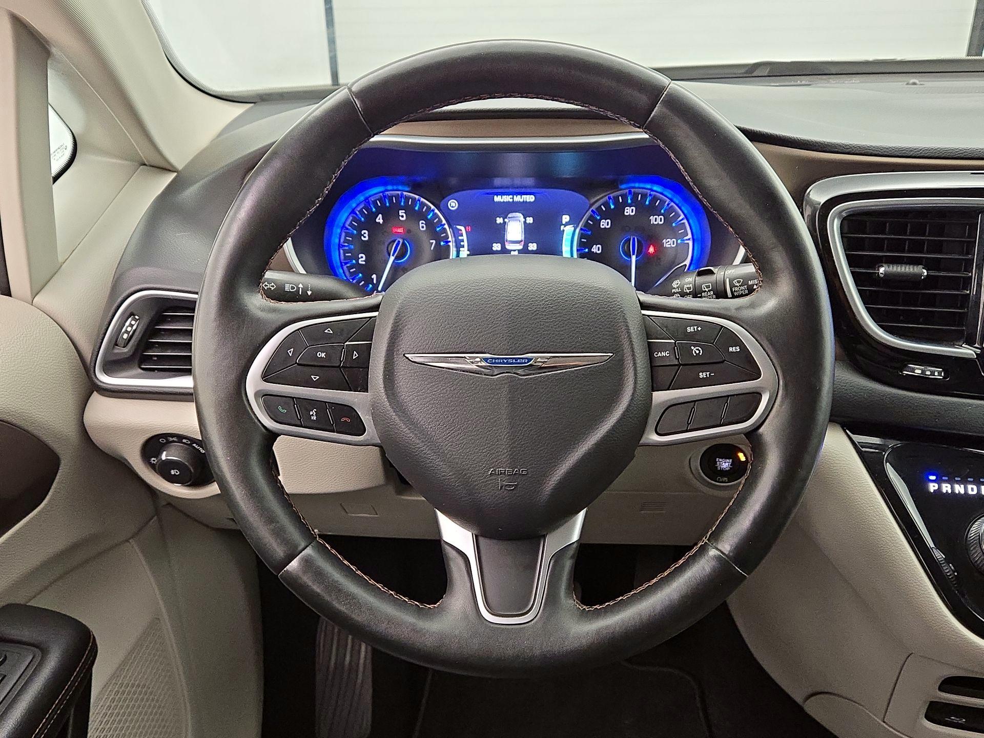 Thumbnail: 2017 Chrysler Pacifica - 10