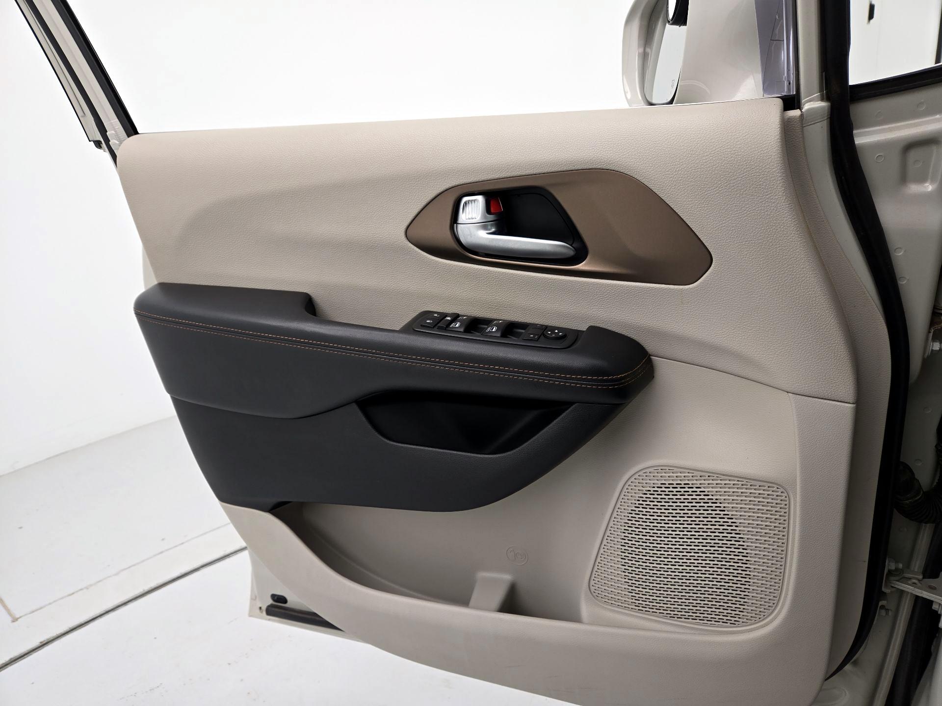 Thumbnail: 2017 Chrysler Pacifica - 12