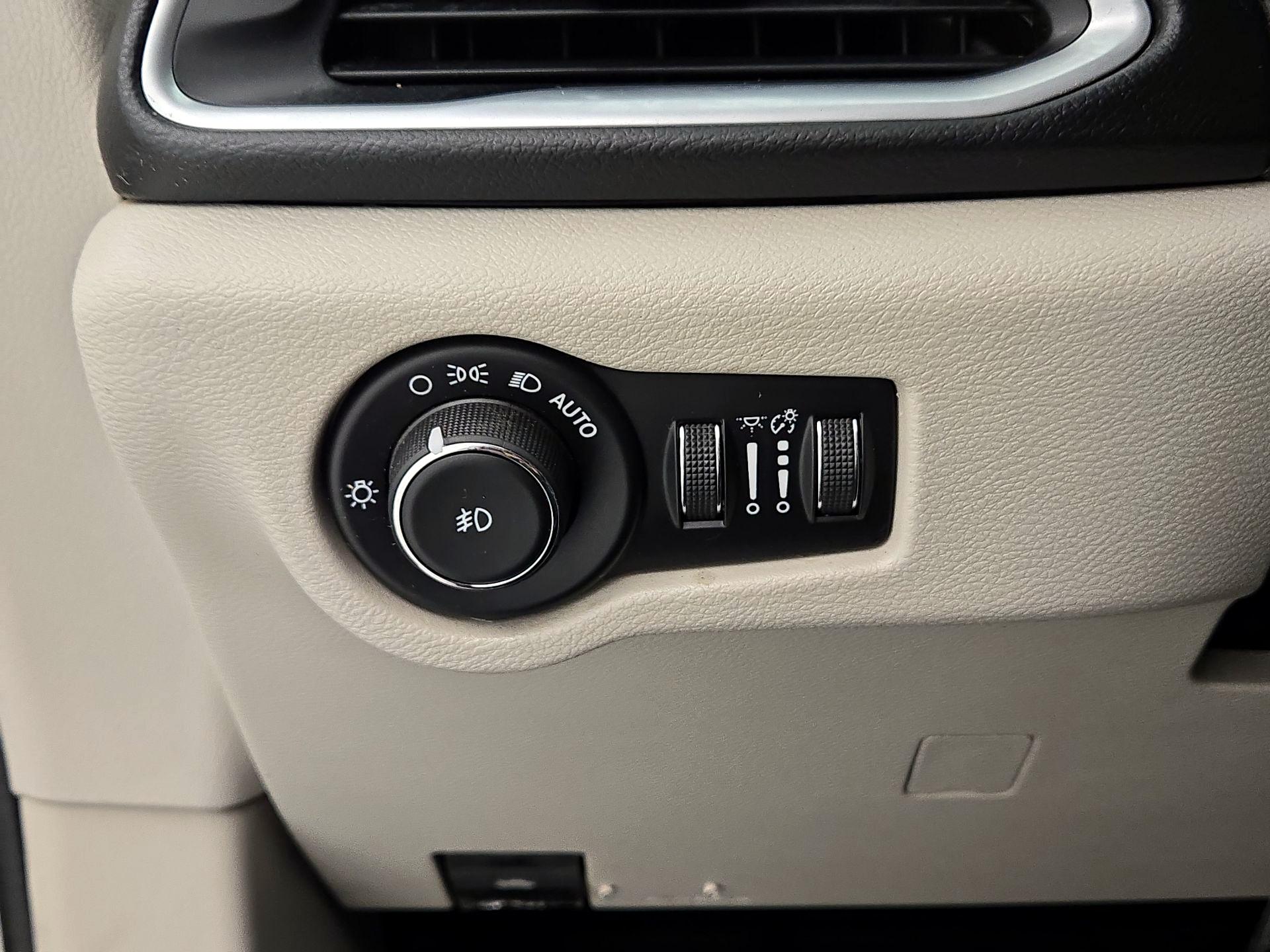 Thumbnail: 2017 Chrysler Pacifica - 13