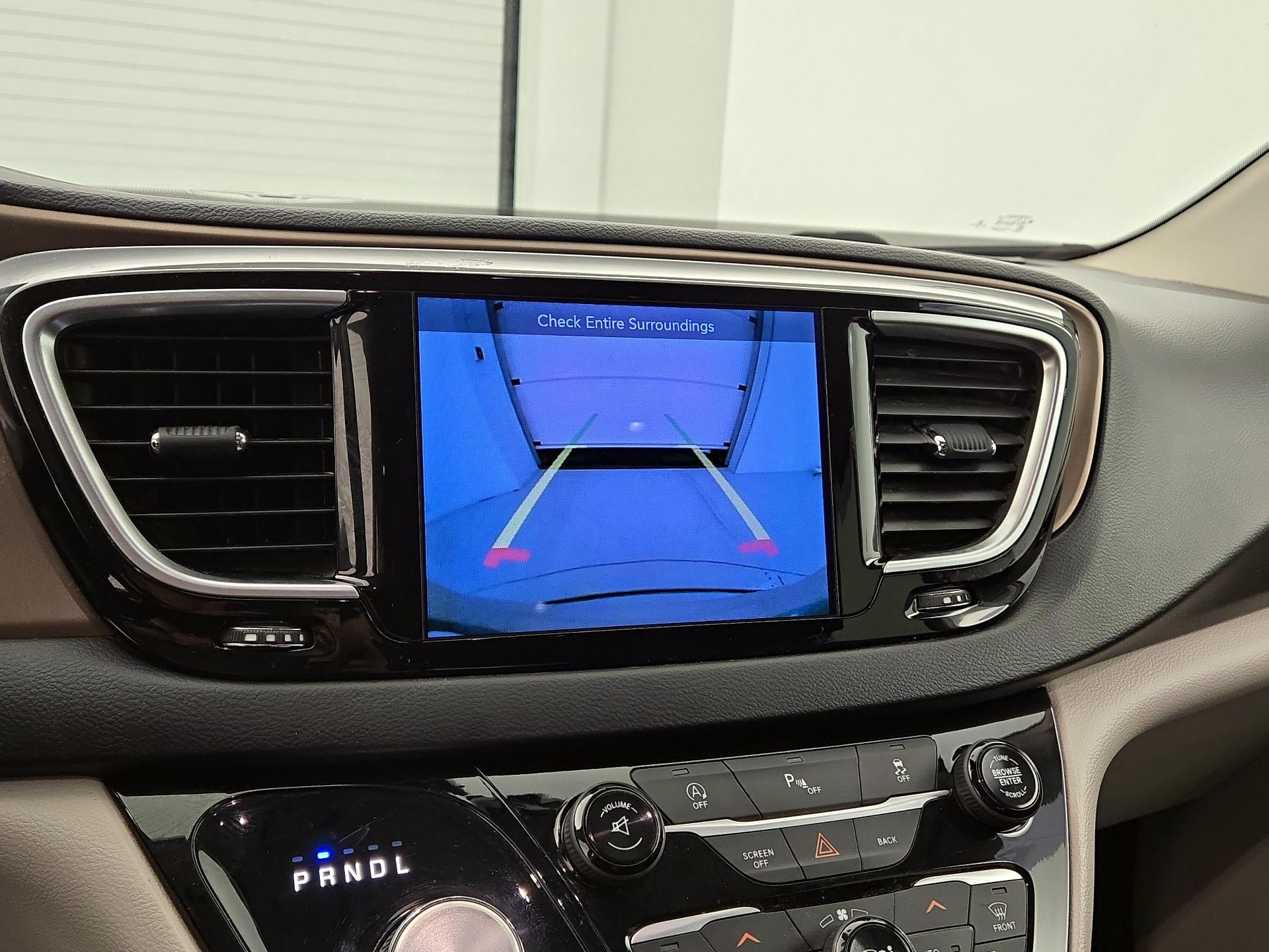 Thumbnail: 2017 Chrysler Pacifica - 15