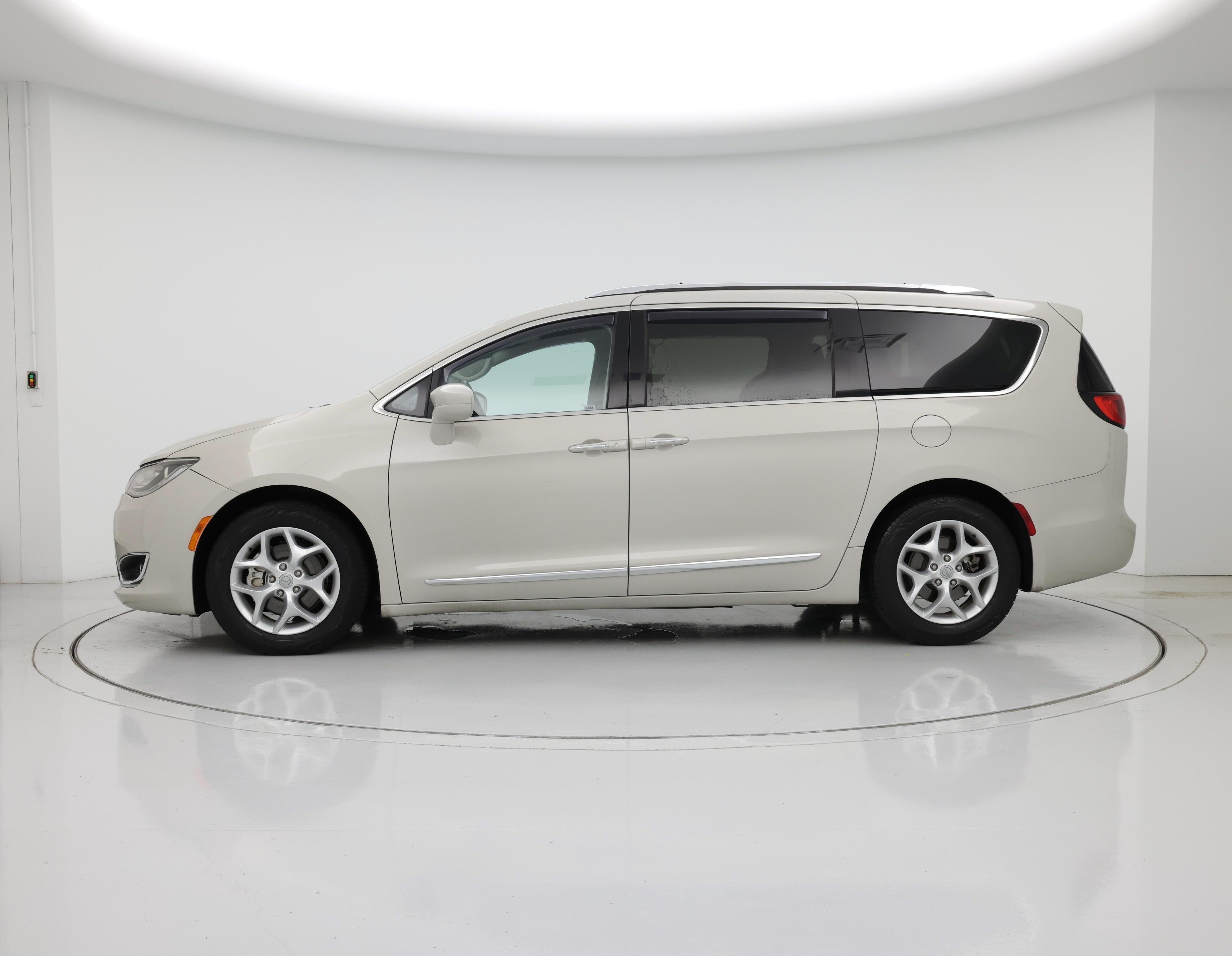 Thumbnail: 2017 Chrysler Pacifica - 3