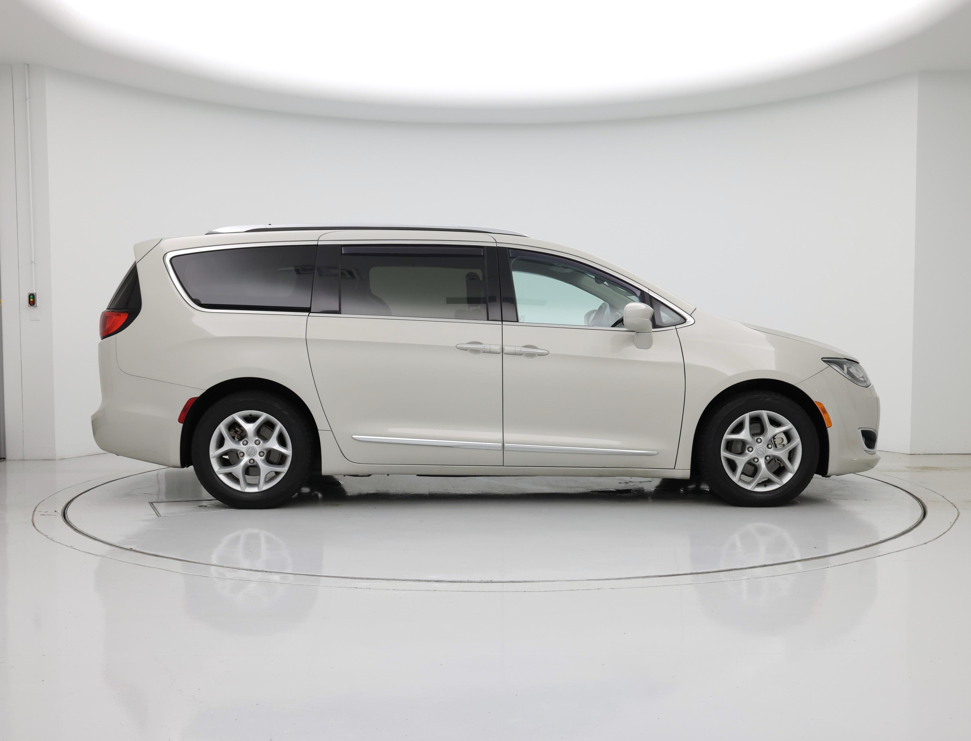 Thumbnail: 2017 Chrysler Pacifica - 7