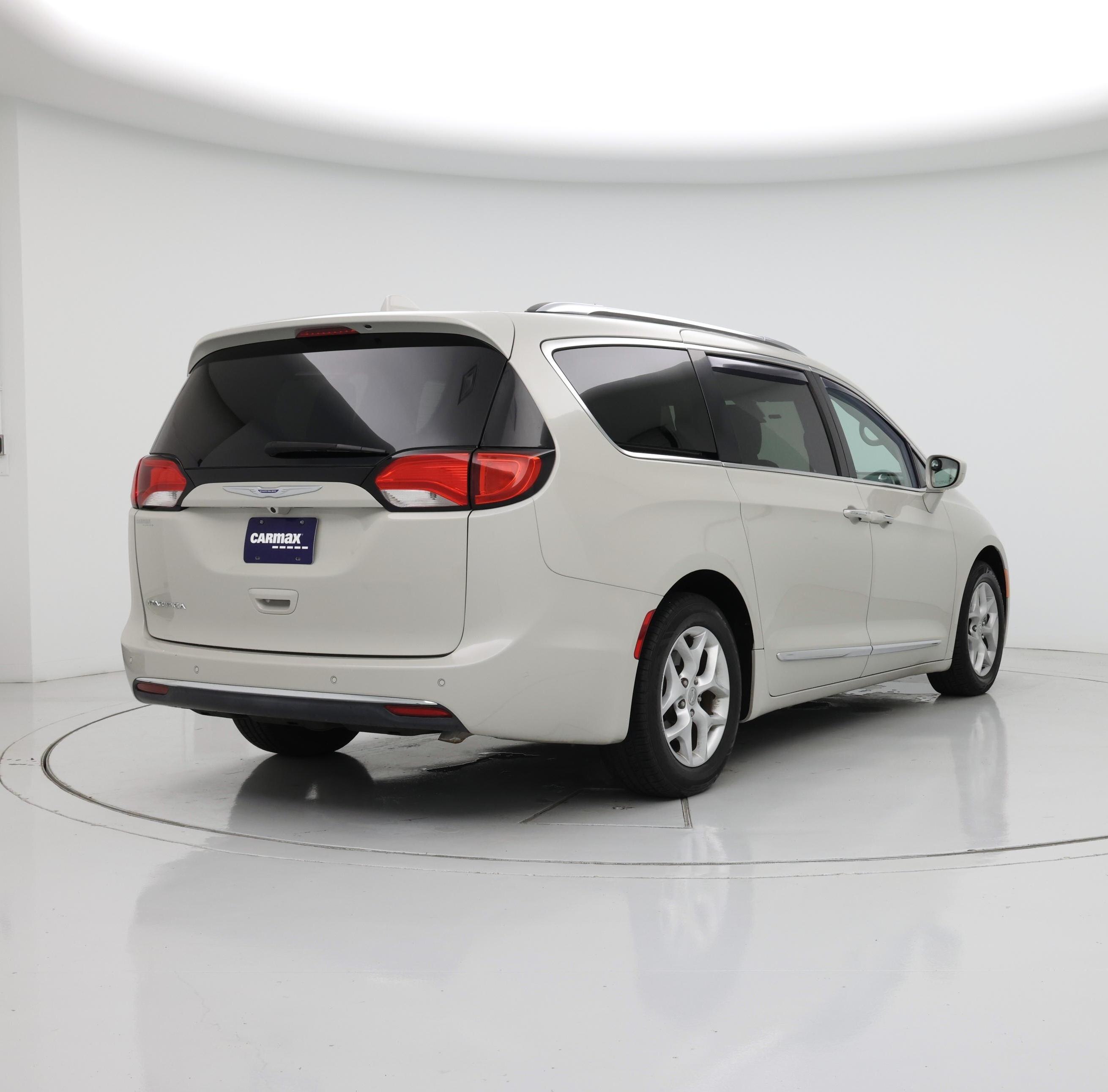 Thumbnail: 2017 Chrysler Pacifica - 8